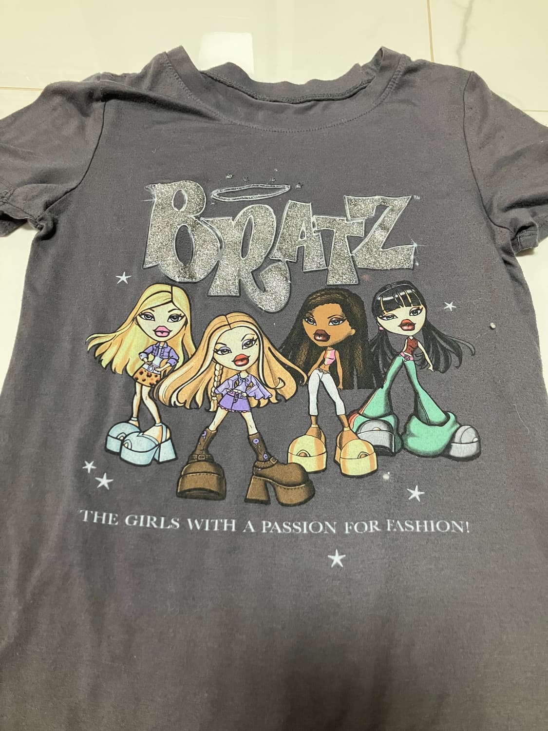 bratz 브랫츠 Y2K 2000s 그래픽 반팔티 챠콜 그레이 상품이미지3