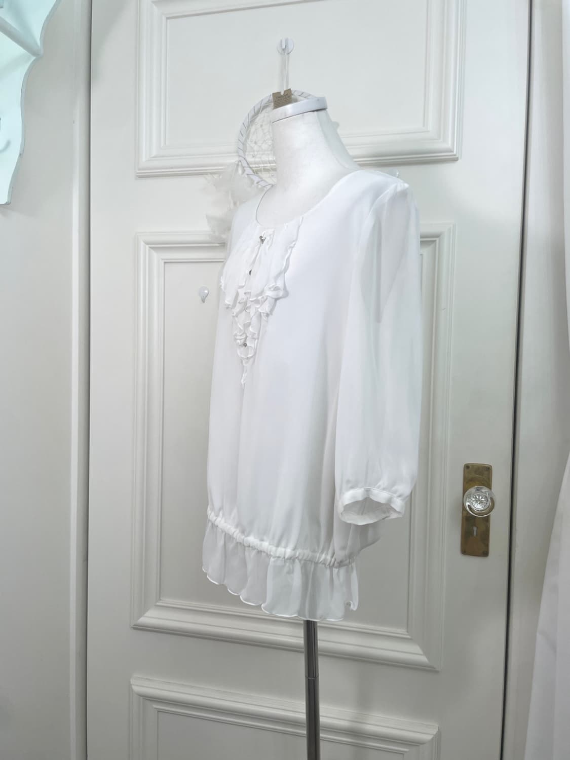 white ruffle detail loose blouse(size-9) 상품이미지2