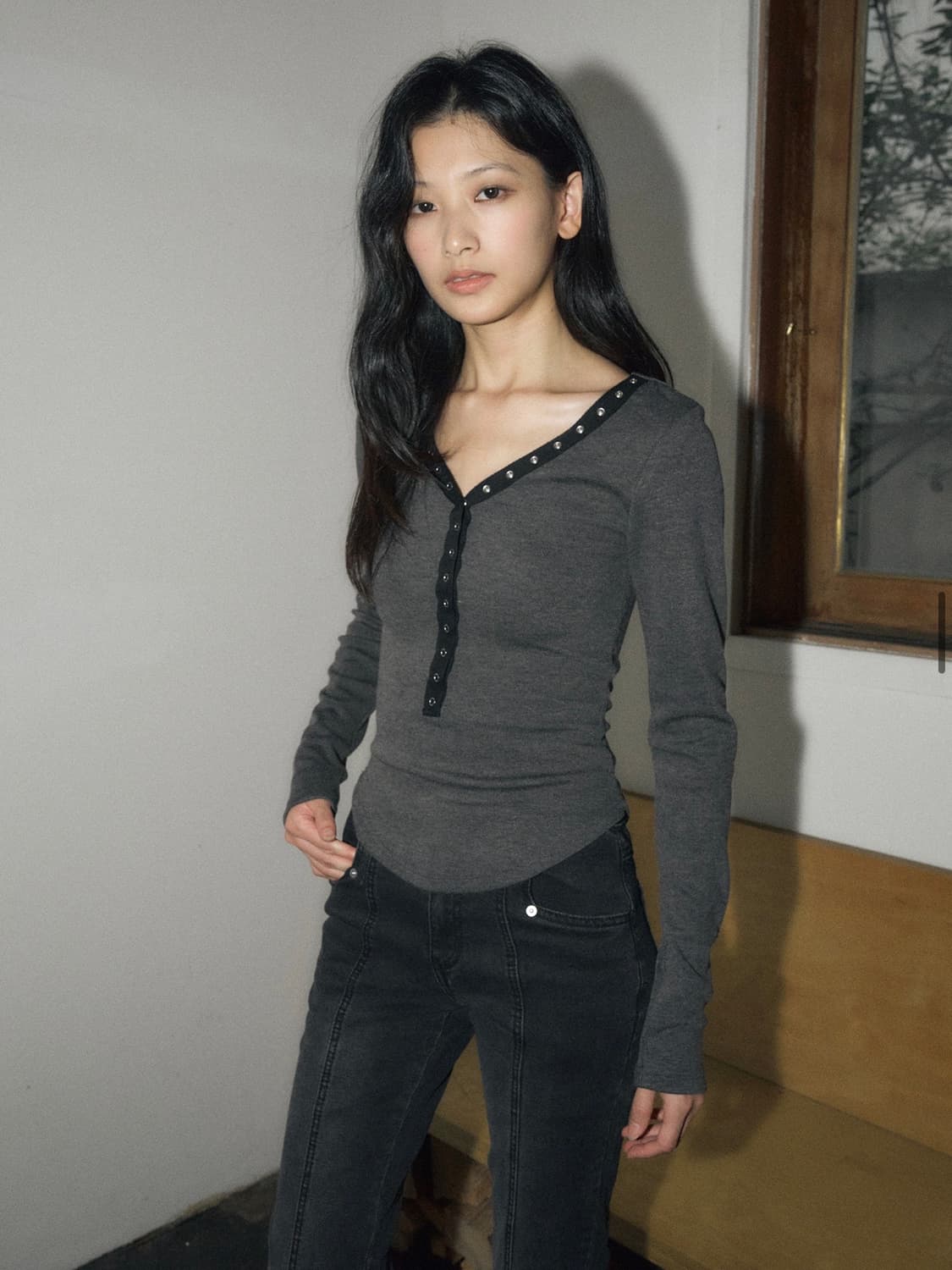 헬레네파리스 스냅 네크라인 롱 슬리브 차콜 상품이미지3