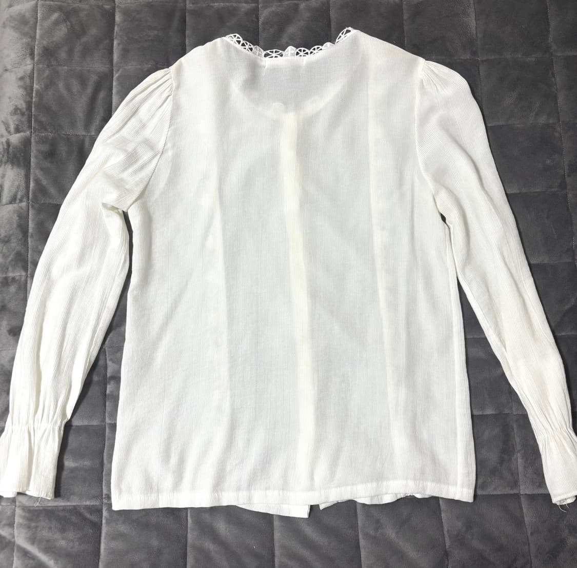 레이어드하기 좋은 흰색 프릴 가디건 상품이미지2