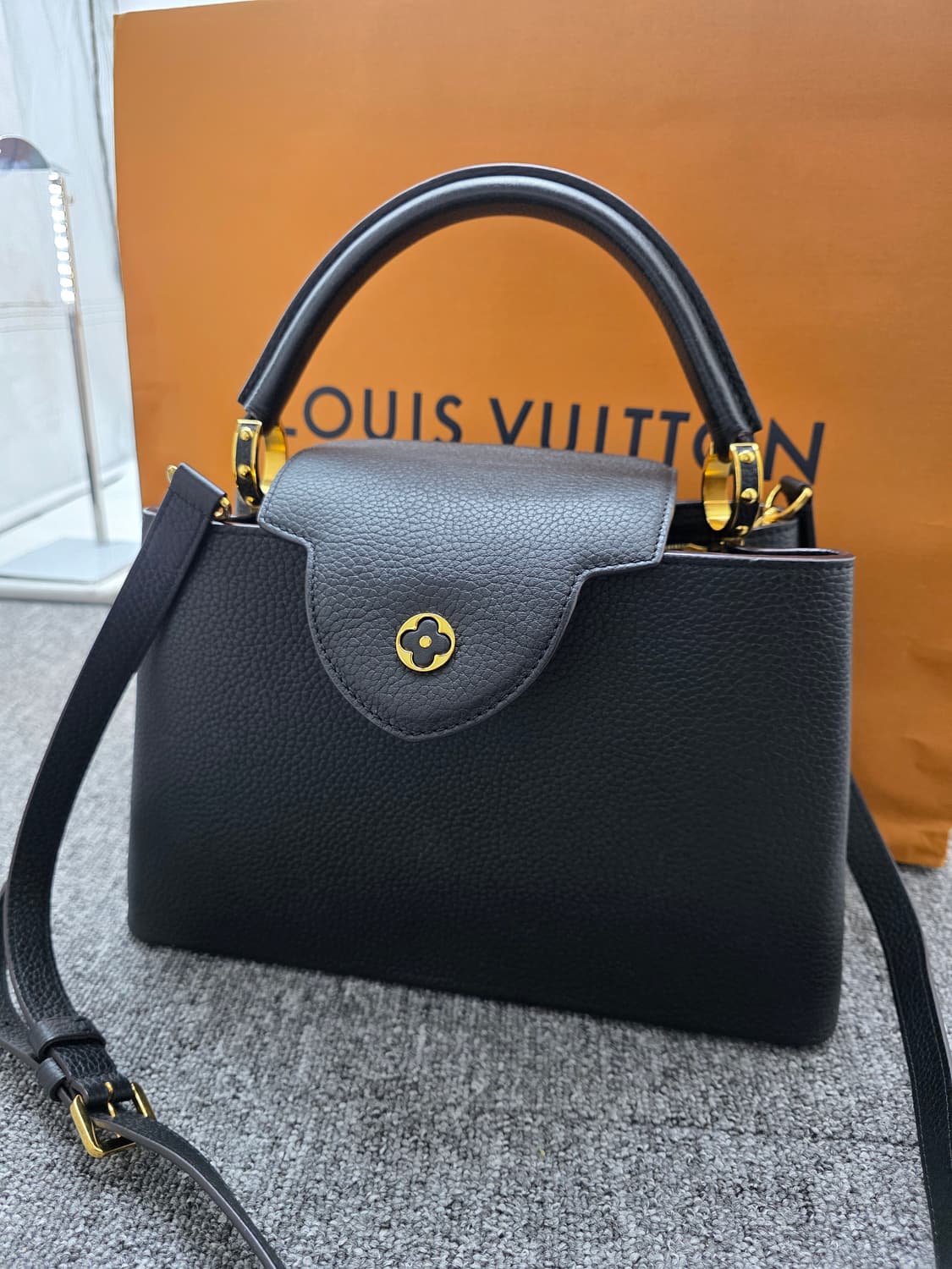 [정품]  루이비통 카퓌신  MM  금장LV 블랙 상품이미지4