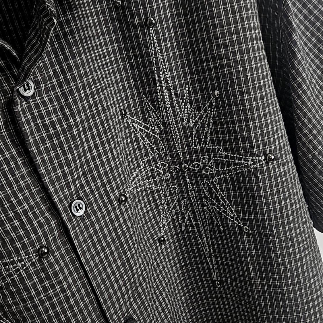 Sawaki 피어싱 리벳 글레어 하프 셔츠 (dark gray) 상품이미지3