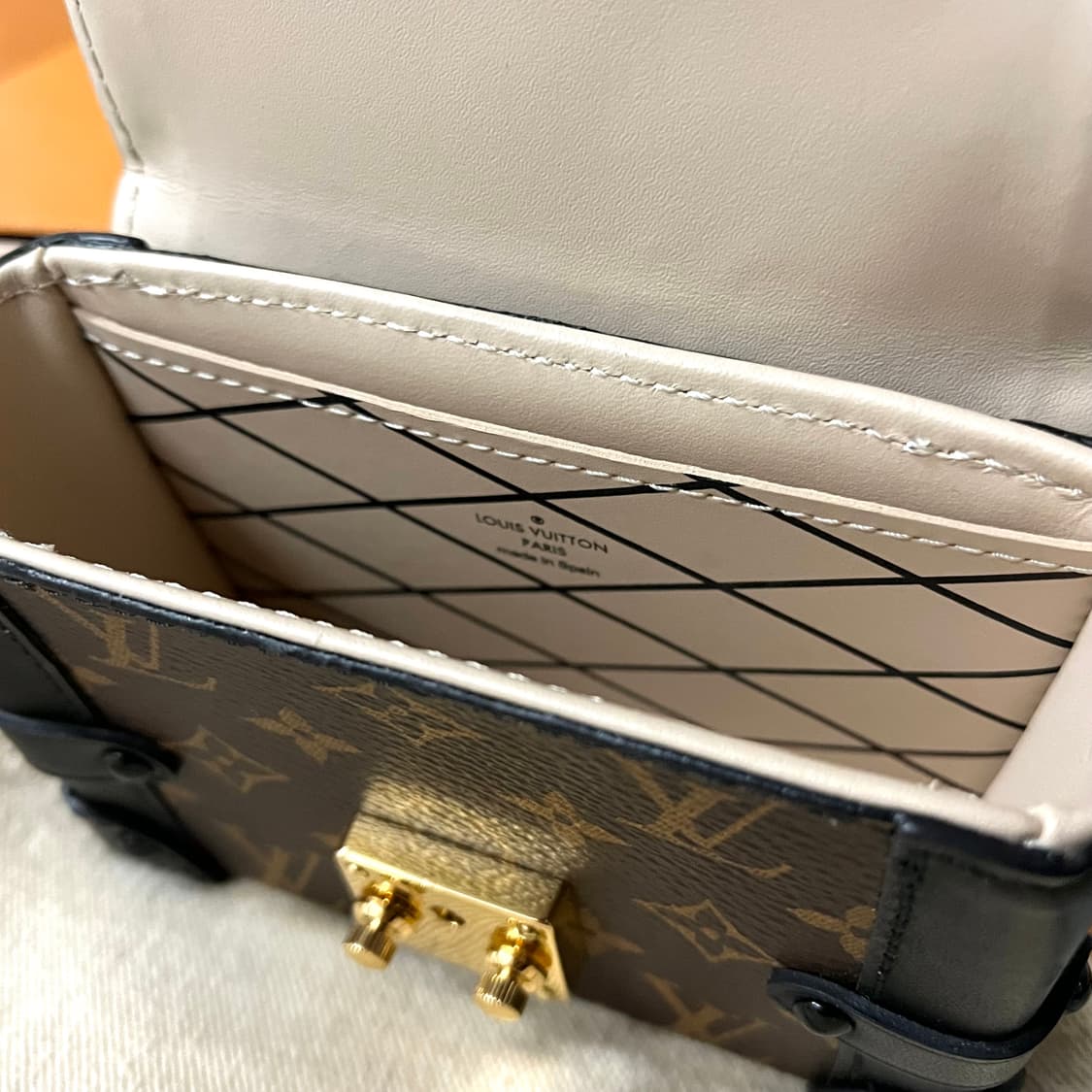 [S+급/정품] 루이비통 에센셜 트렁크 모노그램 체인 크로스백 가방 상품이미지5