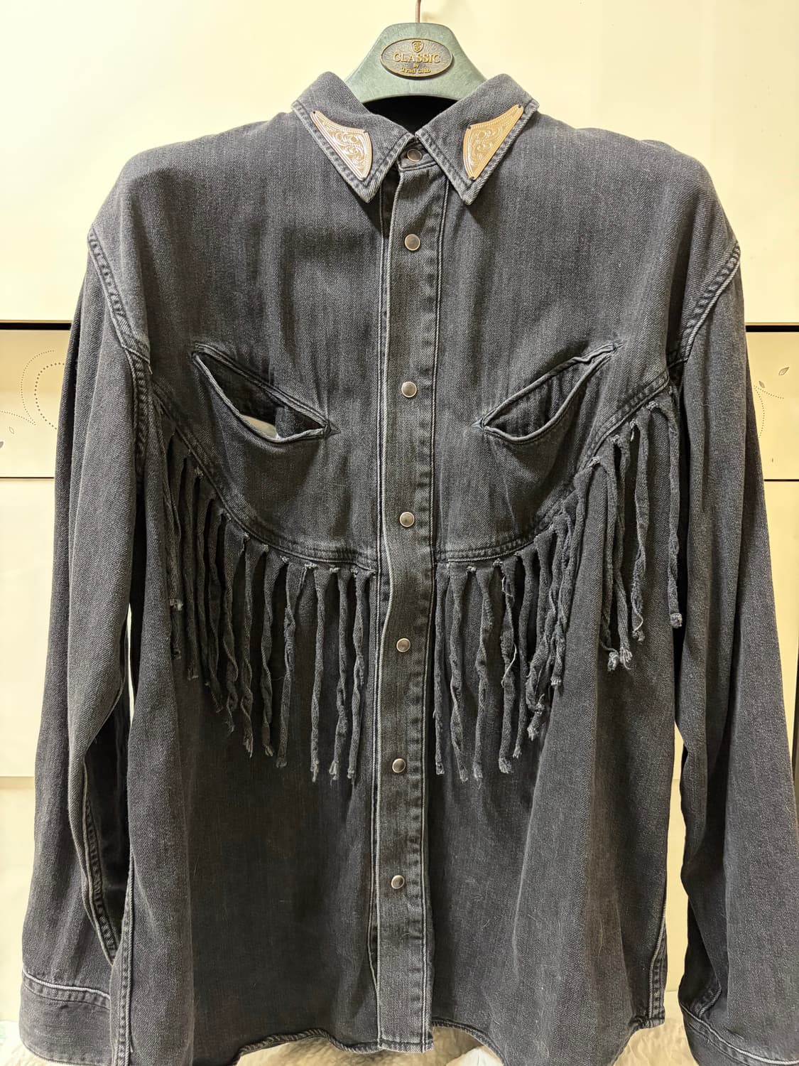 [L] TOGA PULLA ARCHIEVES 토가 블랙 데님 프린지 셔츠 상품이미지4