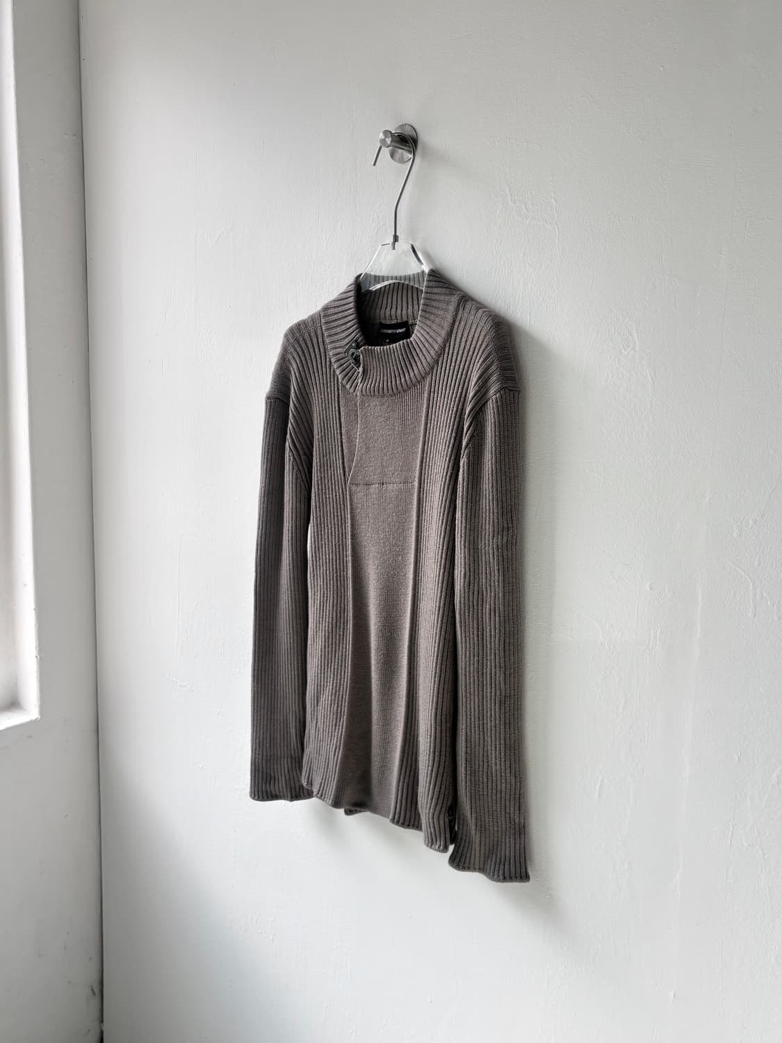 엠포리오 아르마니 후크 넥 스웨터 상품이미지4