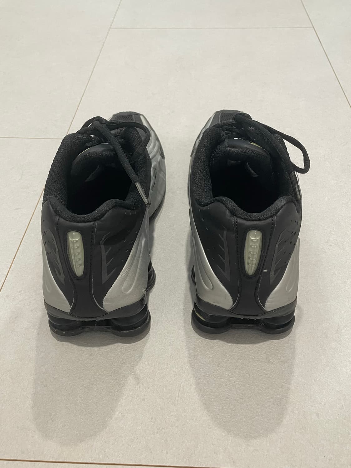 나이키 샥스 R4 블랙 메탈릭 실버 상품이미지5