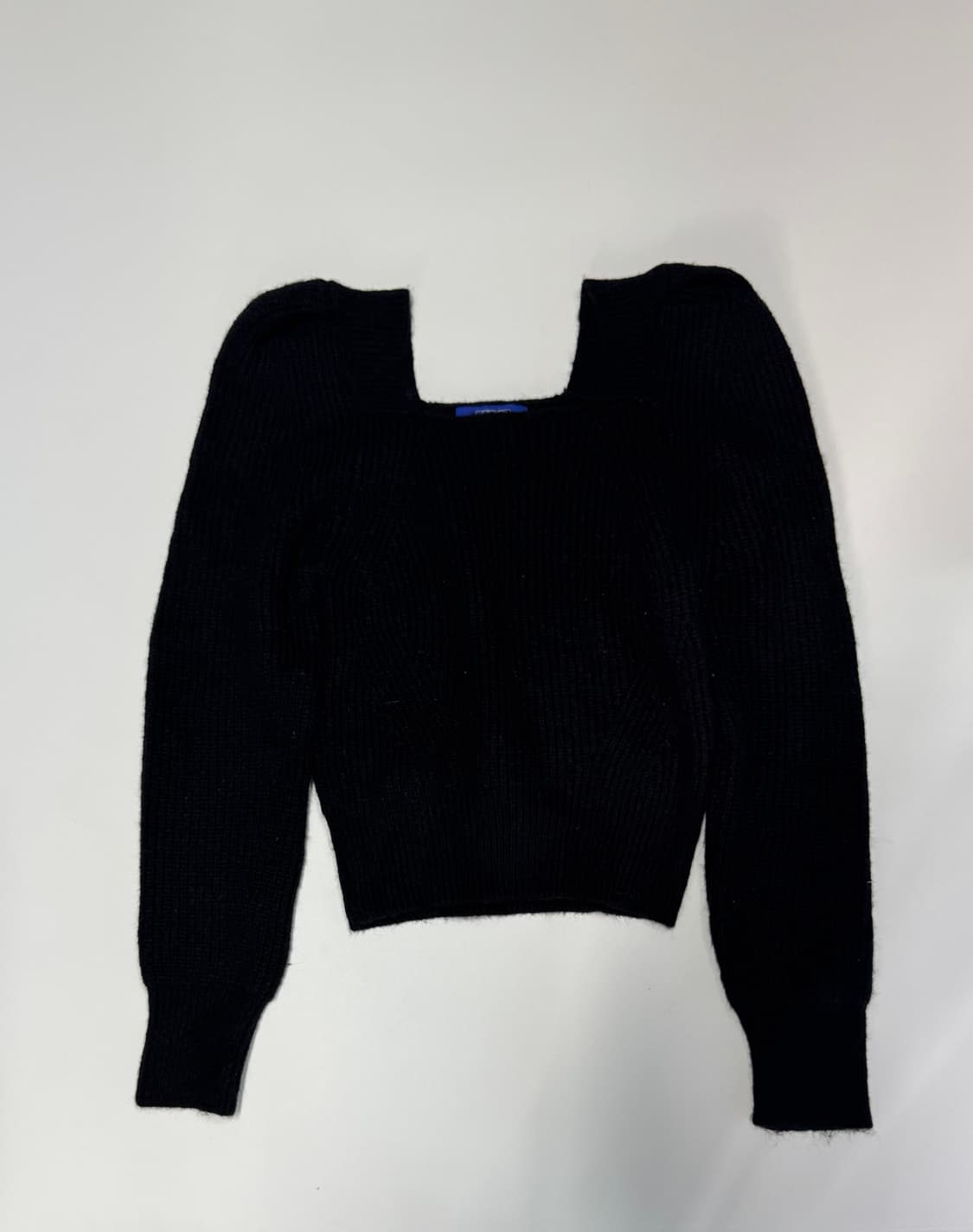 여성 에고이스트 21년도 벌룬 어깨 크롭 니트 블랙 상품이미지1