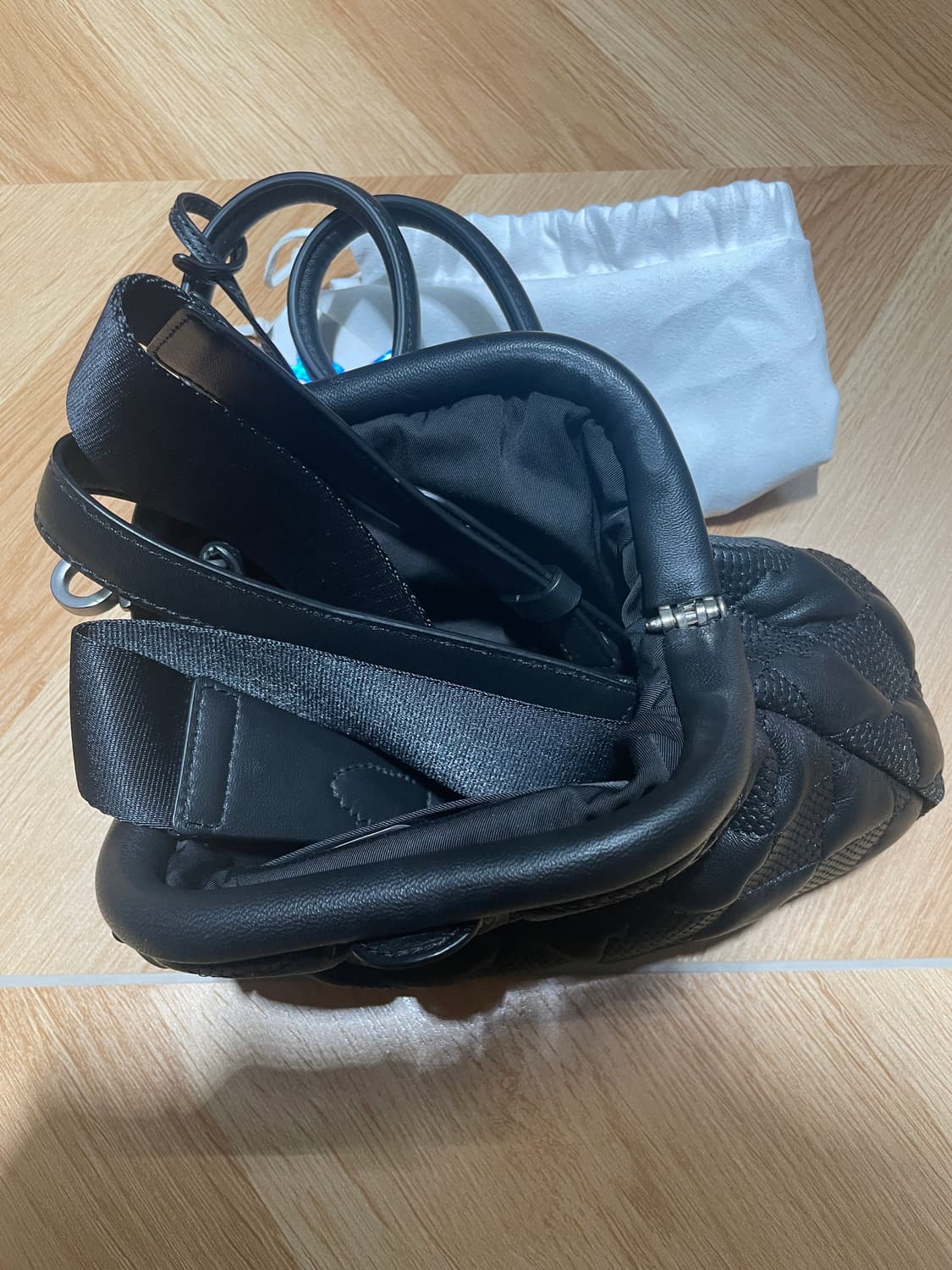 아더에러 크로스백 가방 상품이미지4