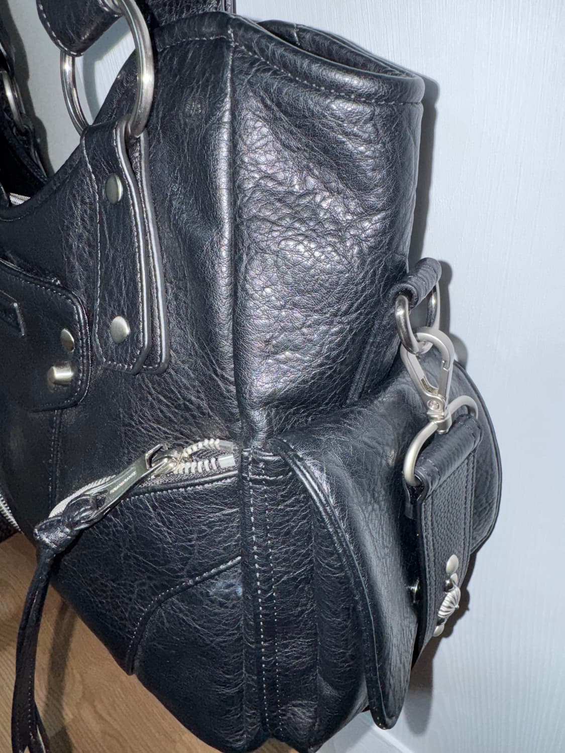 이우가마카라스 스터디드 레더 숄더 백 + 스터디드 스트랩 상품이미지5