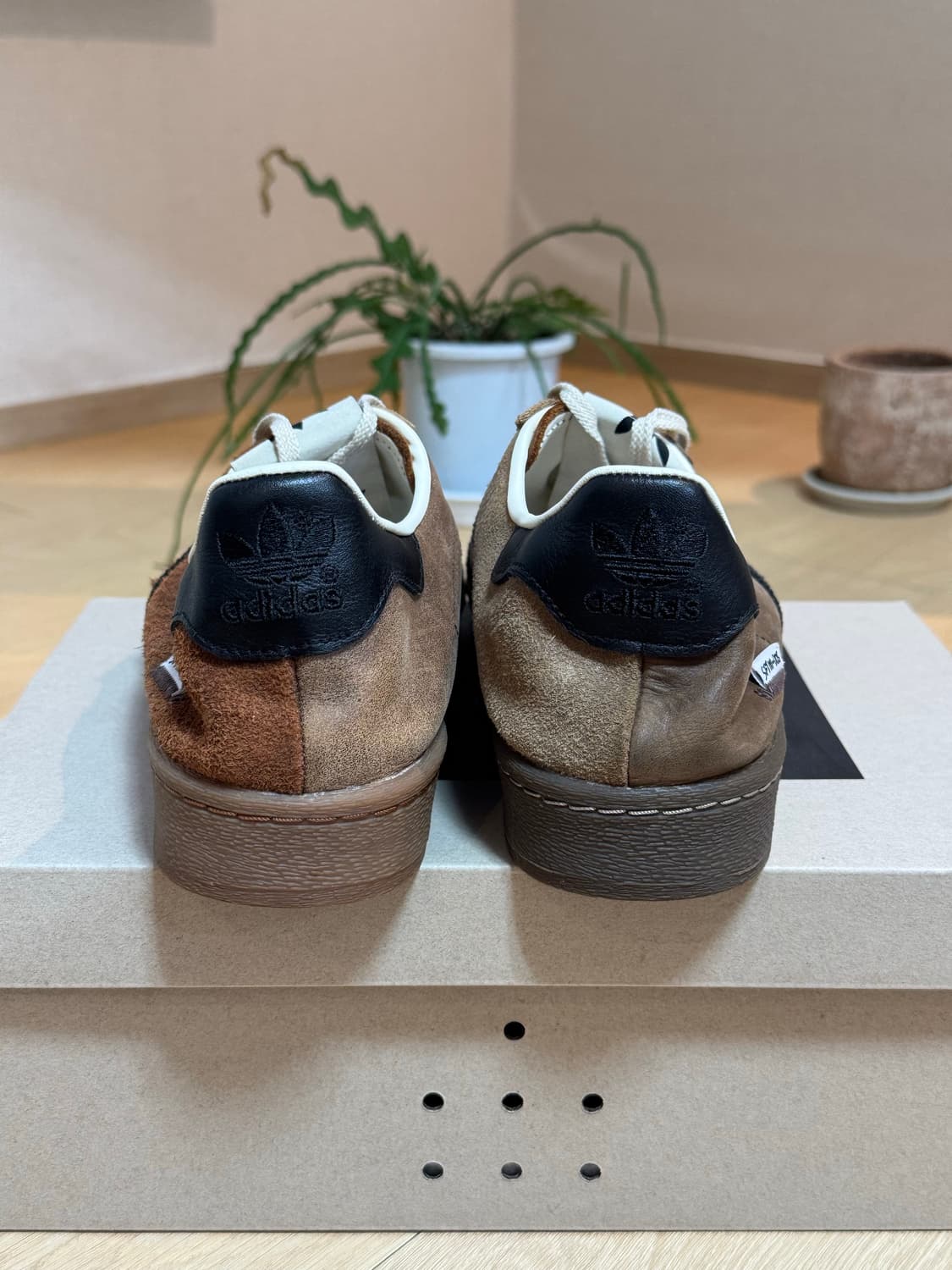 [290] 아디다스 송포더뮤트 슈퍼스타 82 카키 코어 블랙 상품이미지4