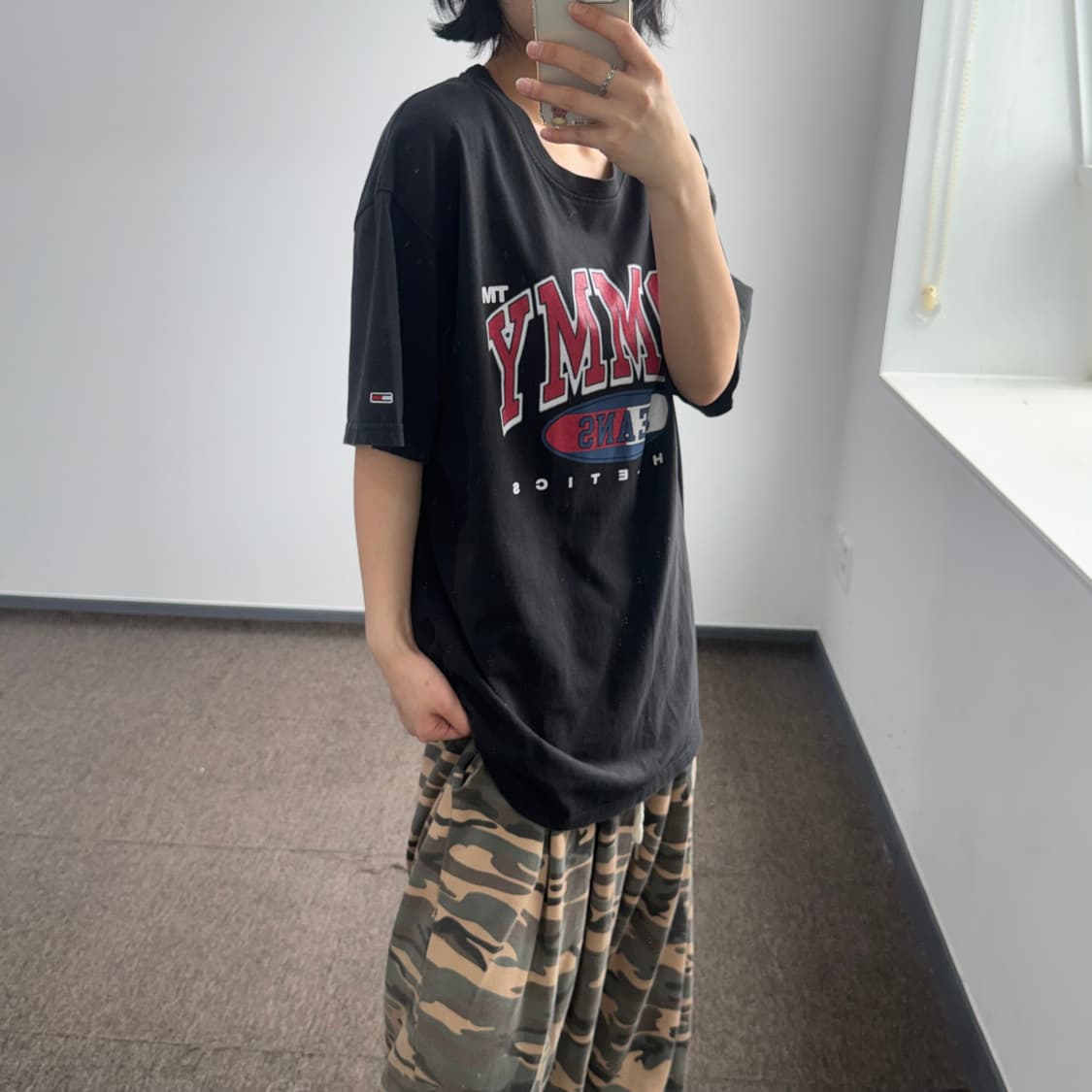 Tommy Hilfiger 타미힐피거 로고 프린팅 블랙 반팔티  상품이미지2