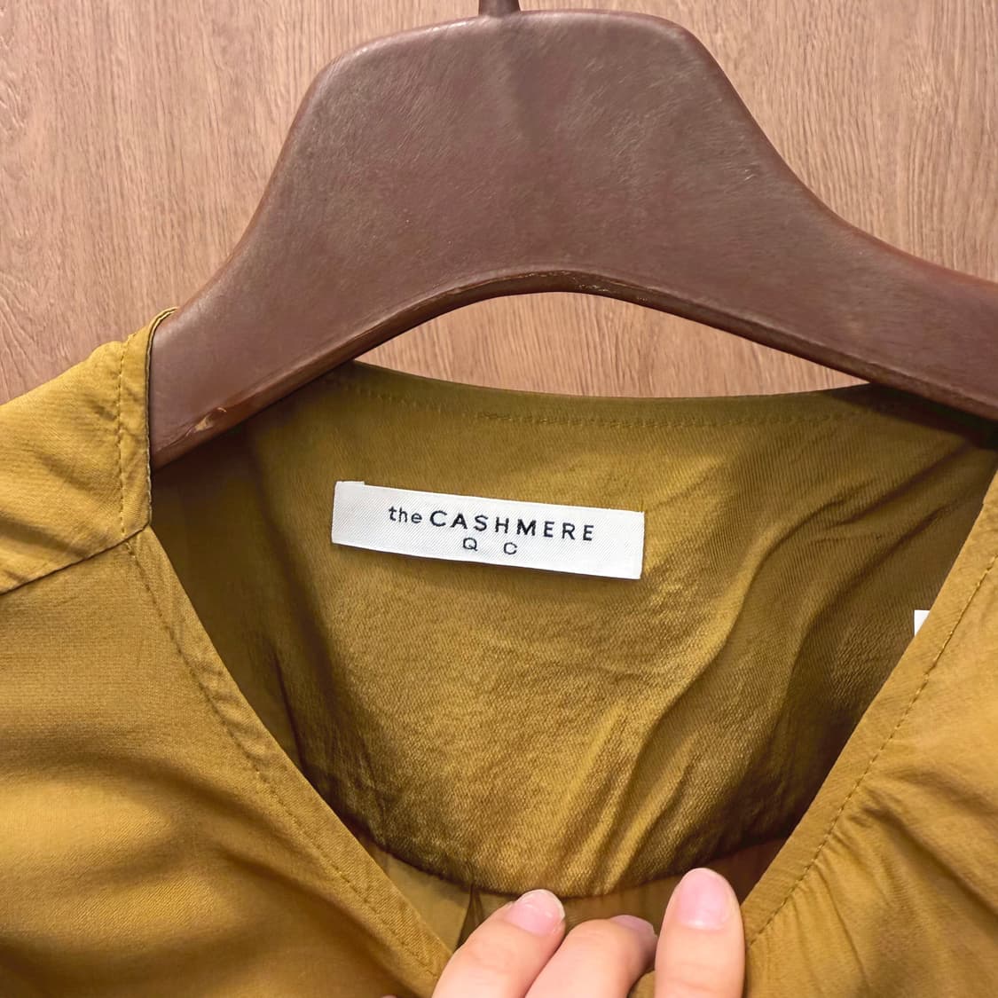 더캐시미어 언밸런스 원숄더 드레이프 슬리브 블라우스 루즈핏 머스타드 상품이미지7