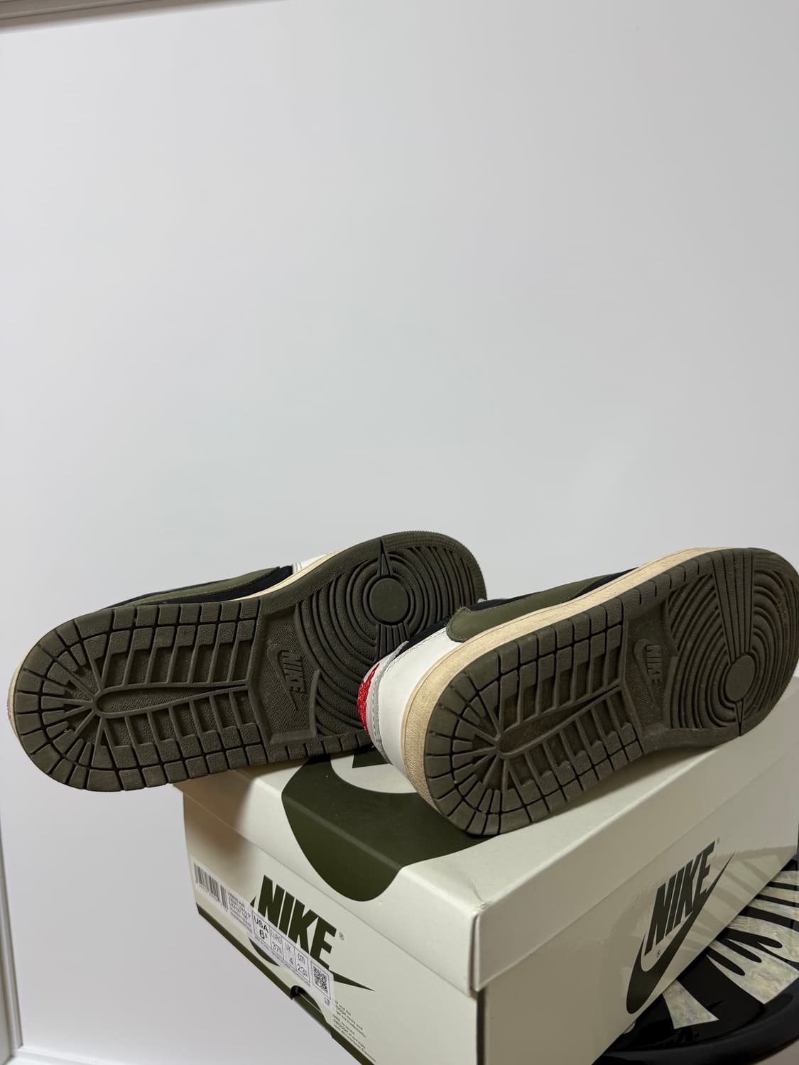 조던1x트래비스캇 레트로 로우 리버스 올리브 그린 235 상품이미지5