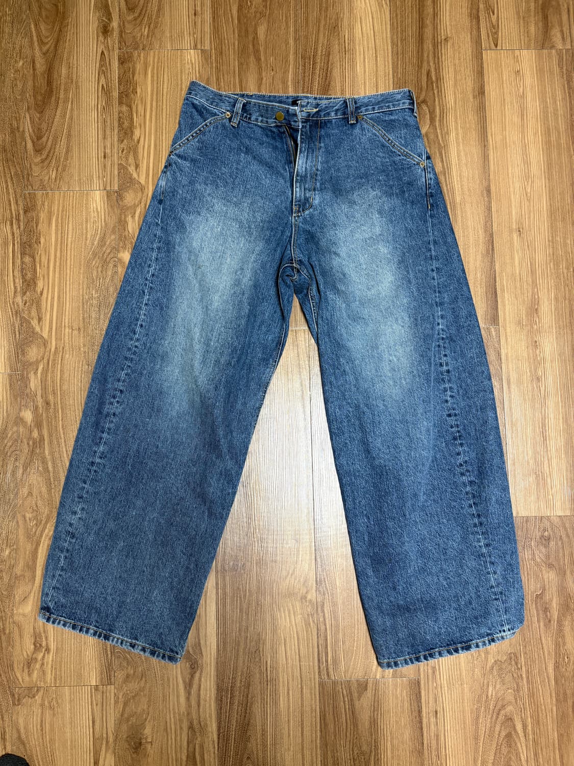 해칭룸 와이드 커브진 Washed Blue 상품이미지1