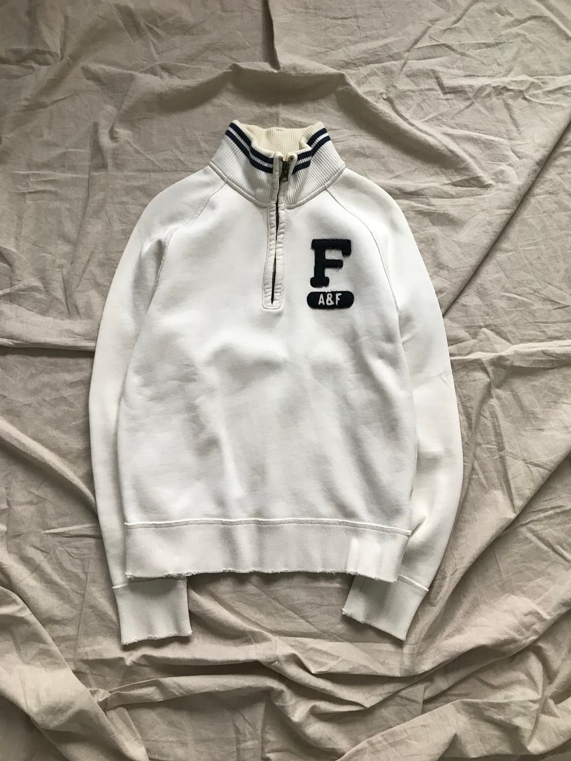 아베크롬비 자수 로고 화이트 반집업 상품이미지5