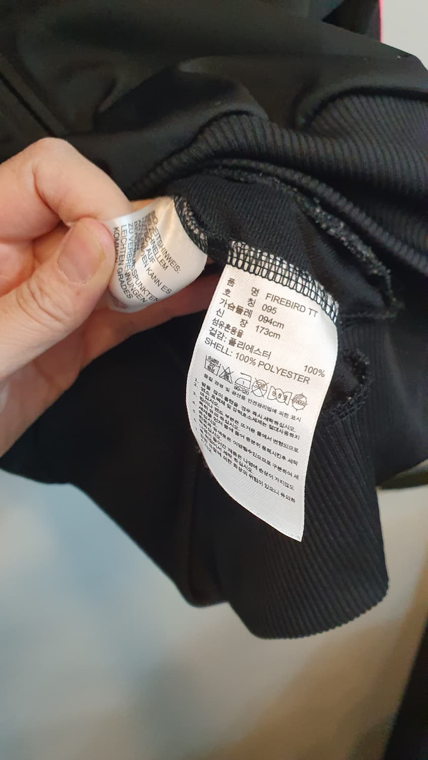 블랙 색상 아디다스 져지 상의입니다. 핑크, 민트 조합의 삼선이 유니크한 상품이미지4