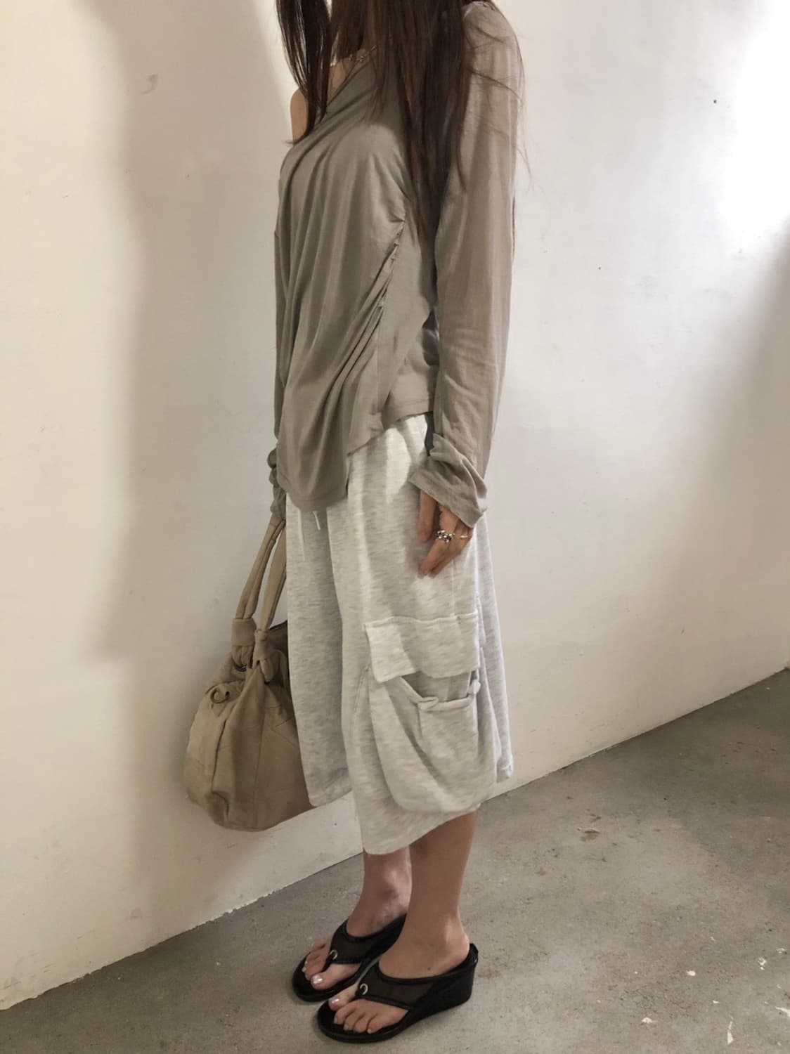 새상품) 셔링 드레이프 후드 탑 슬리브티 상품이미지4