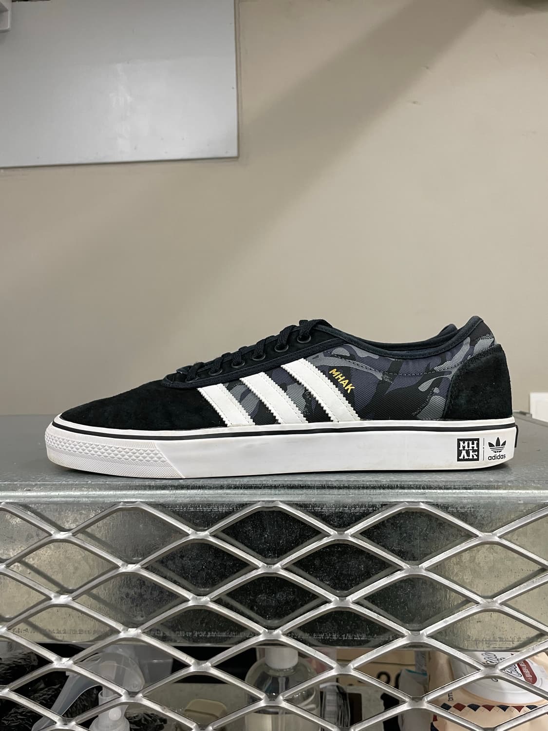 아디다스 X 마크 아디-이즈 코어 블랙 300 상품이미지1