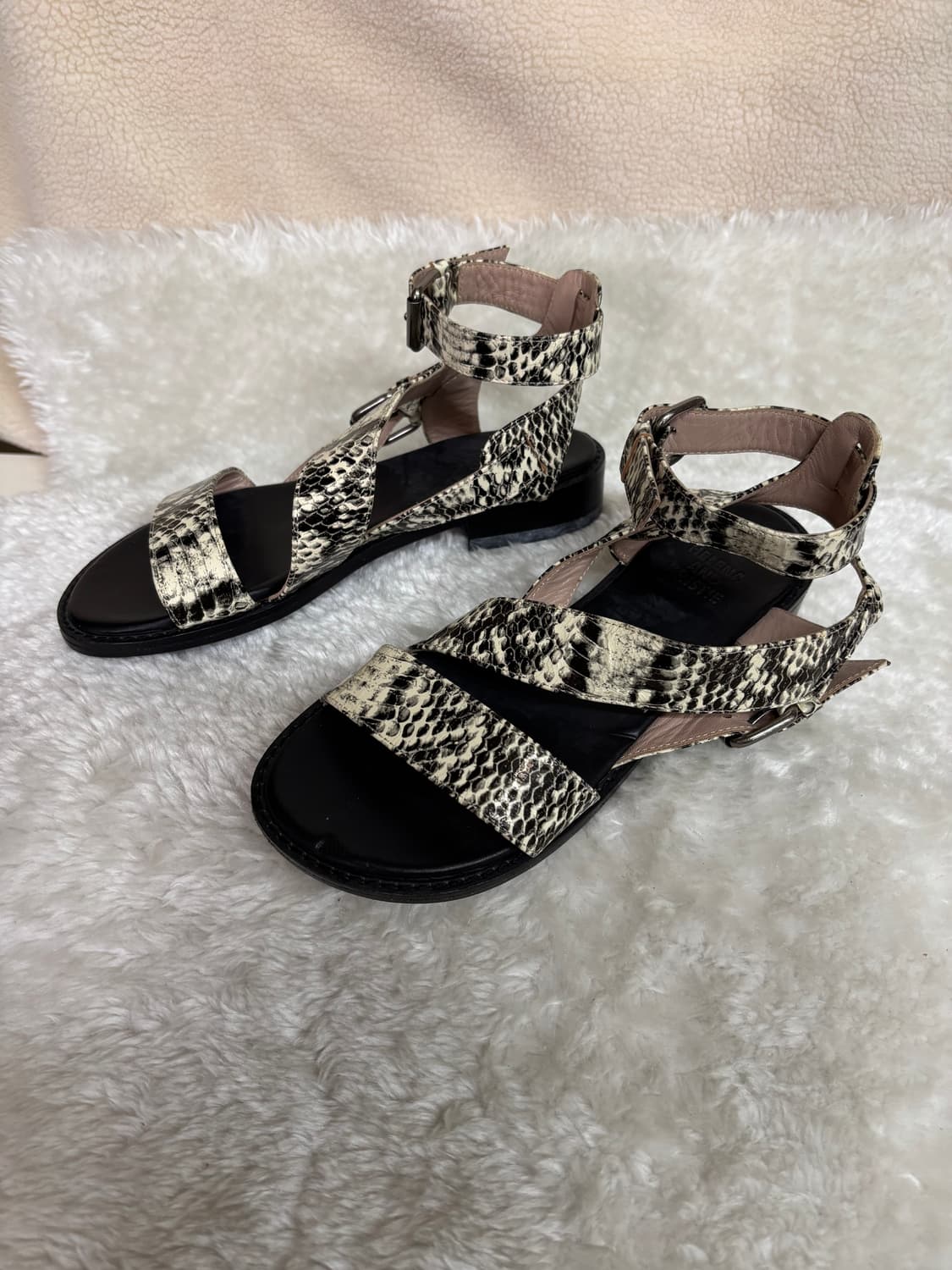 헬레나앤크리스티 뱀피 무늬 스트랩 샌들 상품이미지2