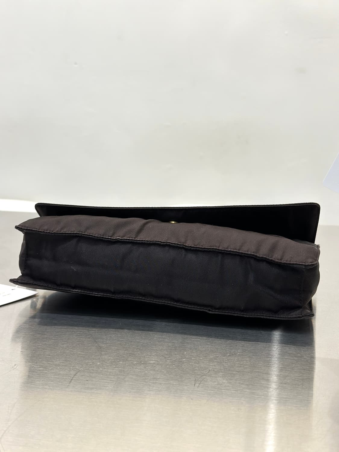 프라다 삼각로고 다크브라운 나일론 플랩 숄더백  상품이미지5