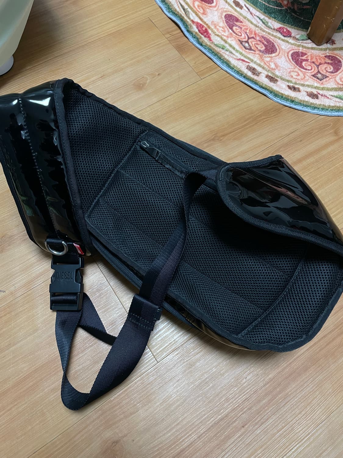 디젤 1DR-팟 하드 쉘 슬링백 가방 블랙 상품이미지4