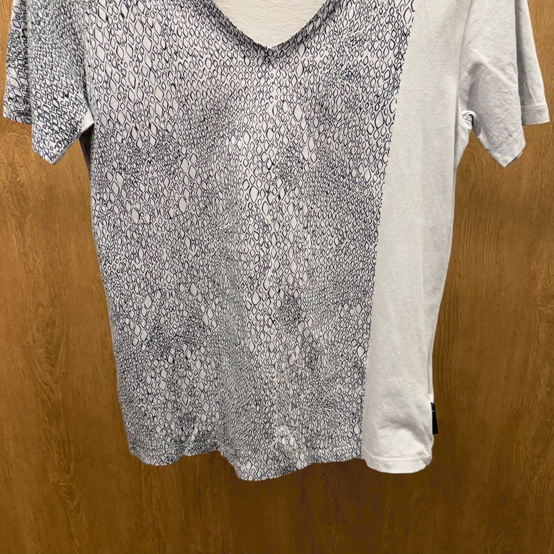 엠포리오 아르마니 브이넥 반팔 티셔츠 스네이크 프린팅 배색 디테일 그레이 상품이미지5