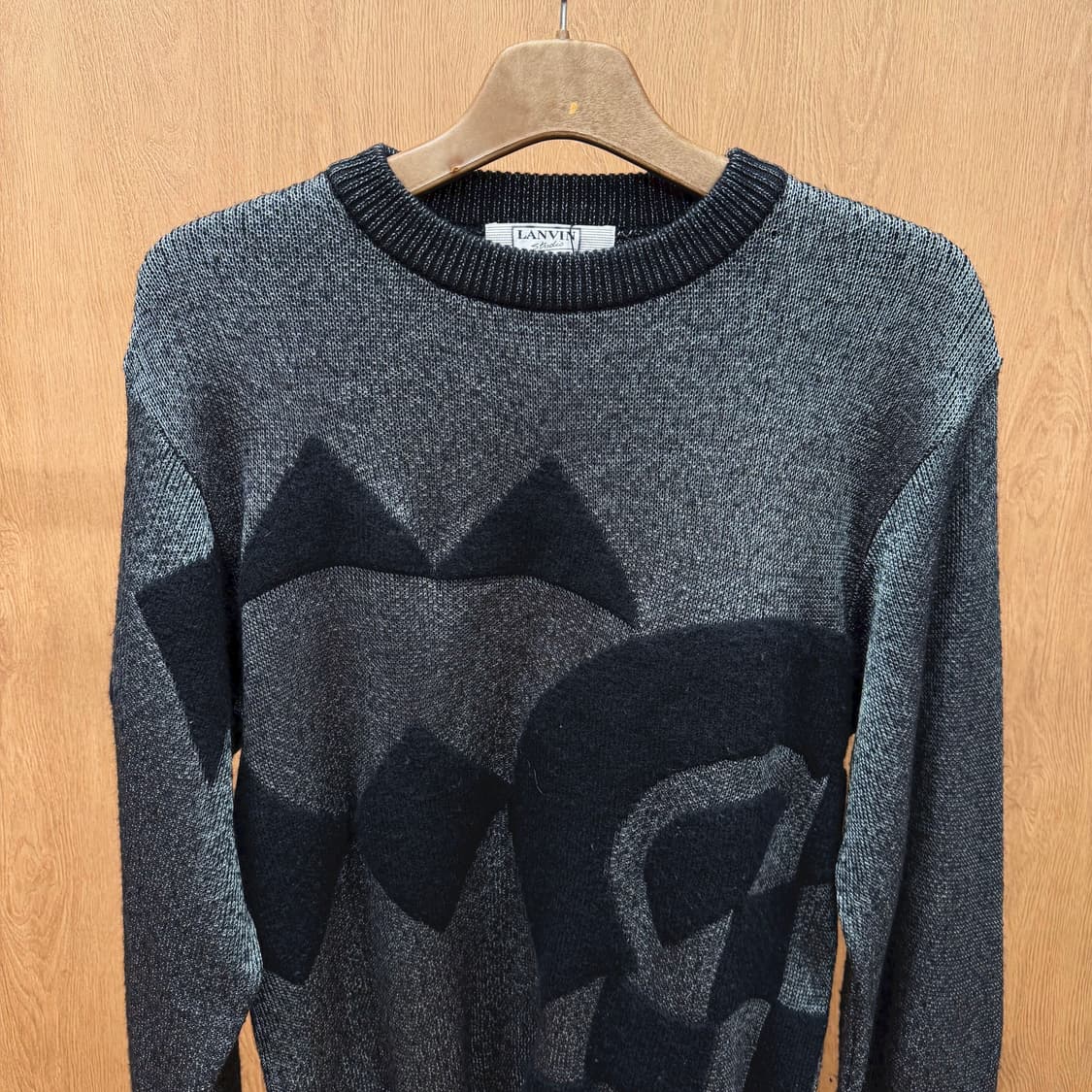 랑방 라운드넥 니트 블랙 헤어리 그래픽 짜임 디테일 레귤러핏 차콜 상품이미지4