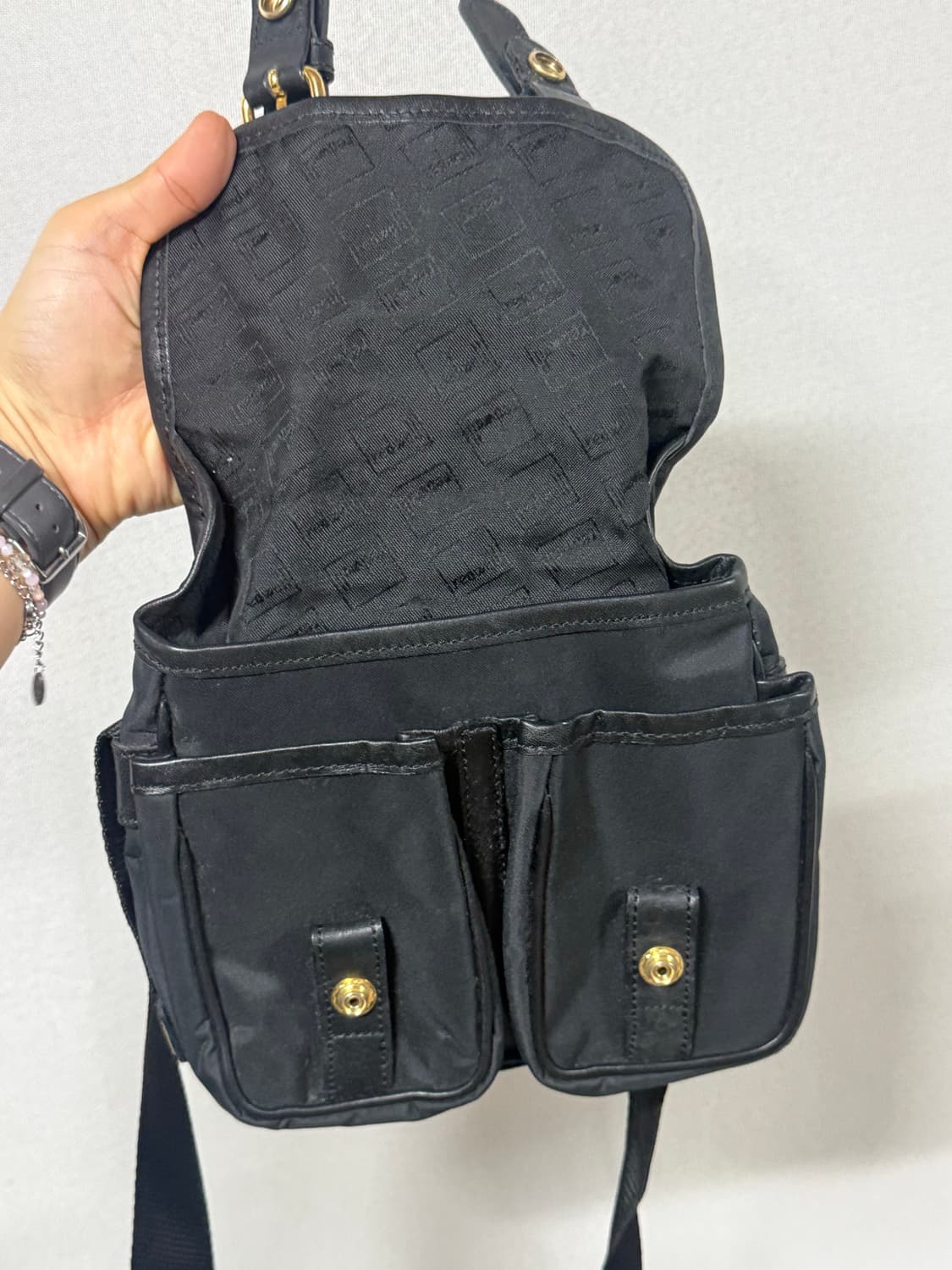 모스키노 골드 빅로고 버클포켓 나일론백 상품이미지7