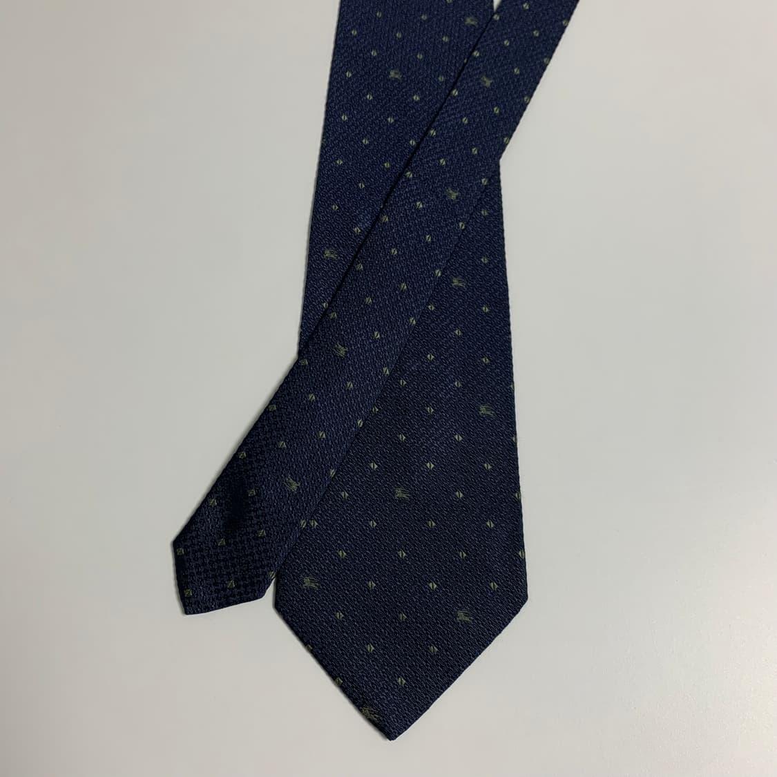 버버리(BURBERRY) 다크네이비 명품넥타이 100실크 로고플레이 상품이미지3