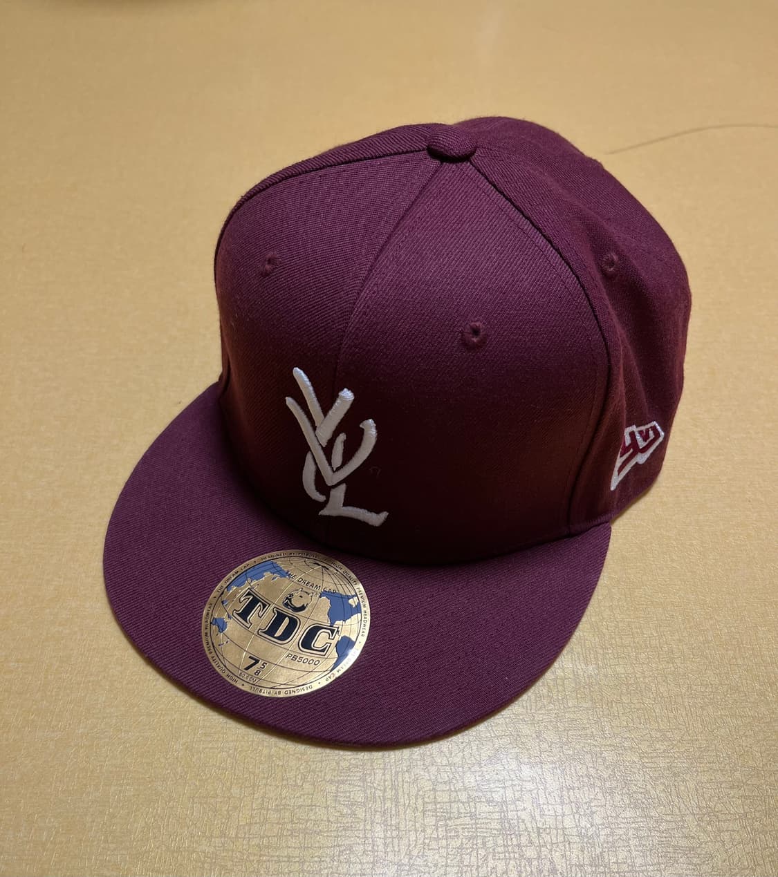 [7 5/8] YVL 플레이보이 카티 스냅백 모자 마룬 상품이미지1