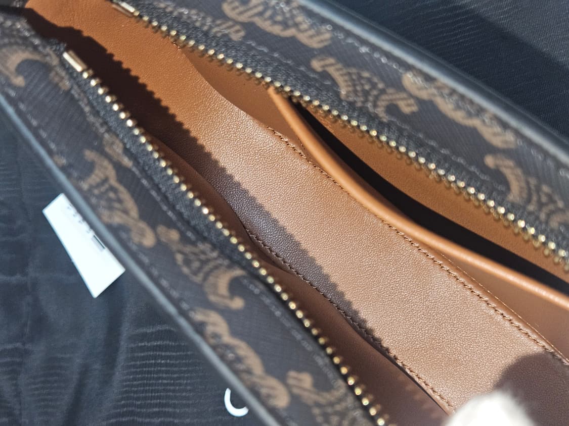 [새상품급] 셀린느 틸리백 Black tan Medium Size  상품이미지9