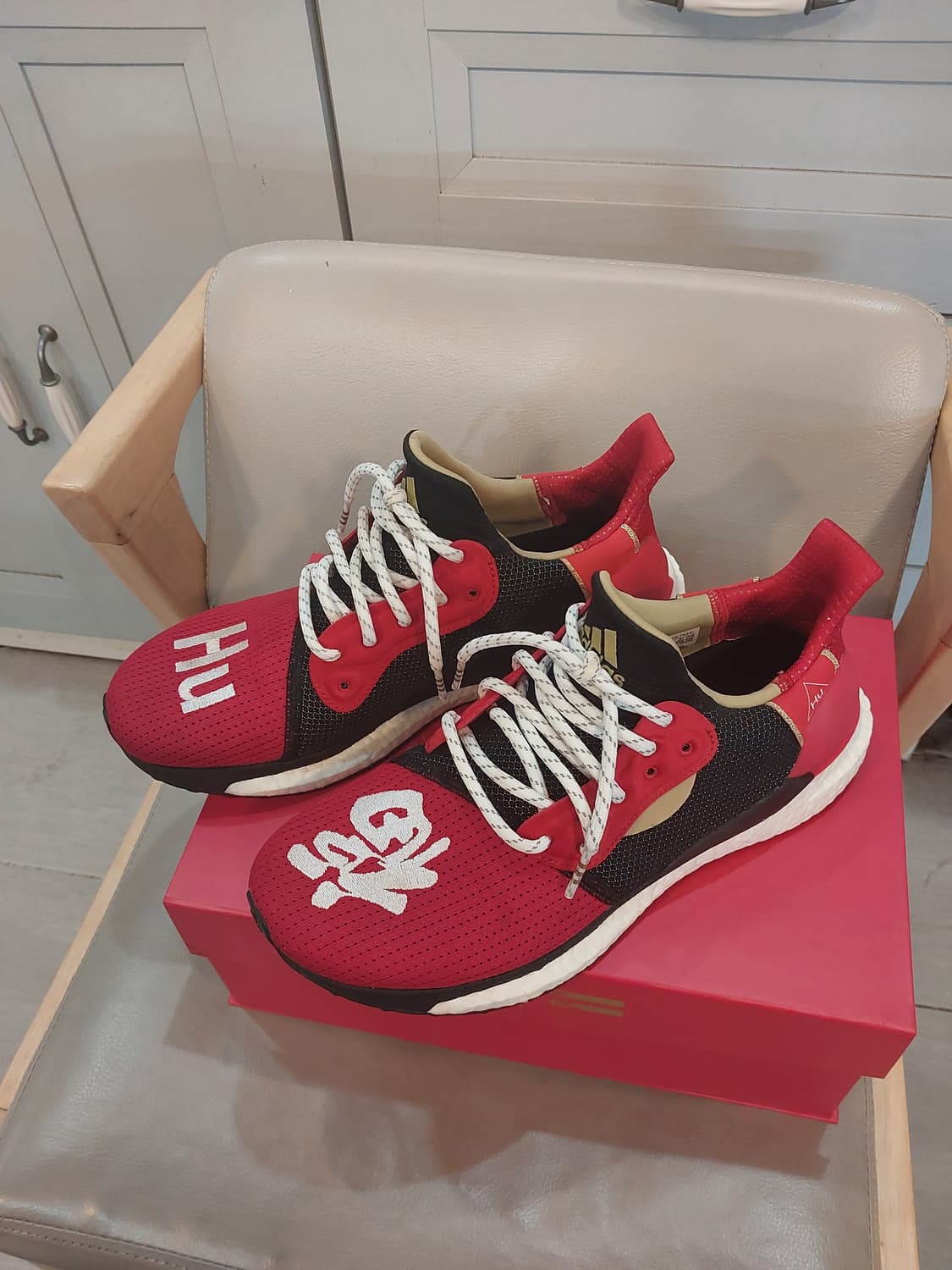 아디다스 x 퍼렐 솔라 Hu 글라이드 M CNY 울트라부스트 상품이미지10