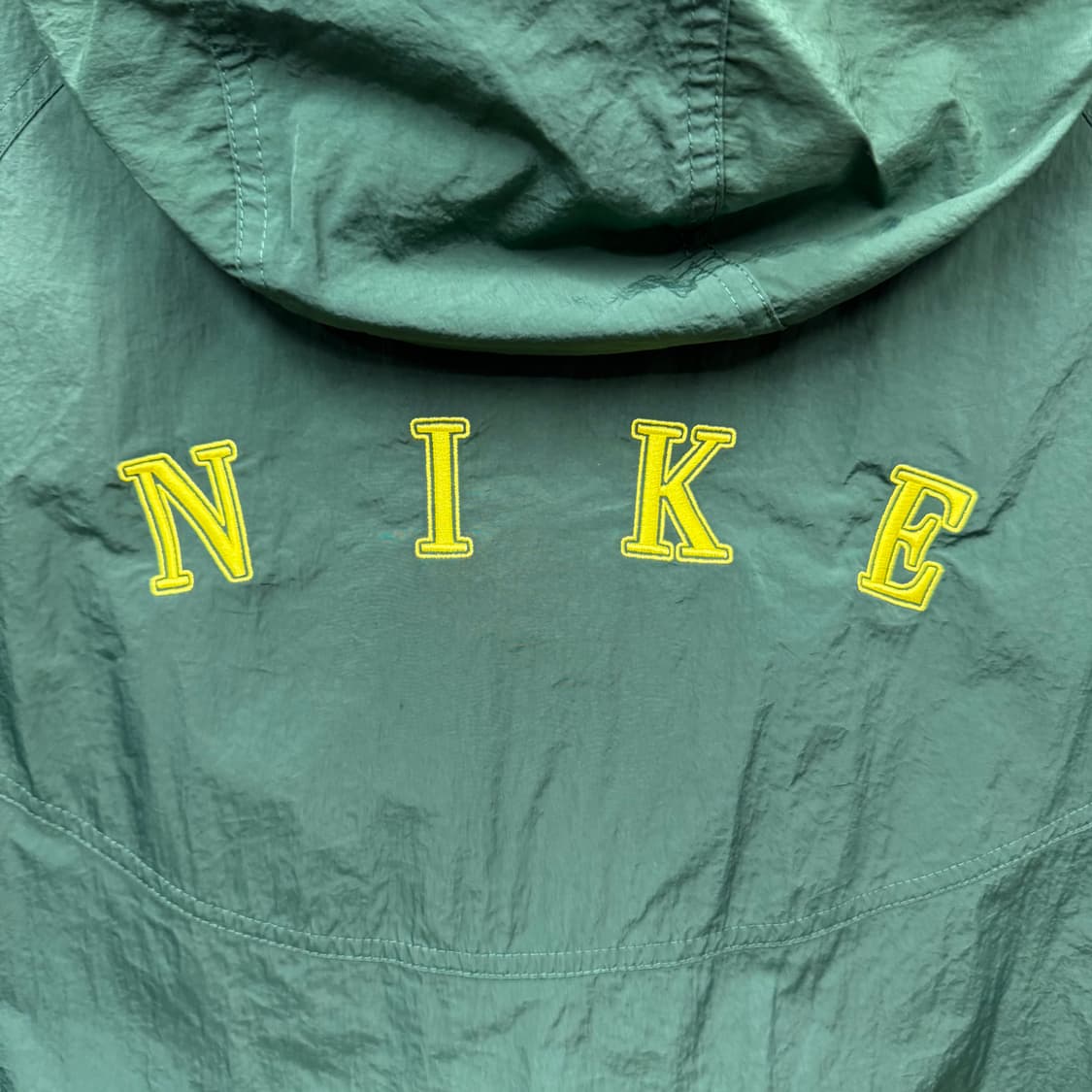 나이키 바람막이 후면 레터링 로고 포인트 옐로우그린 배색 상품이미지5