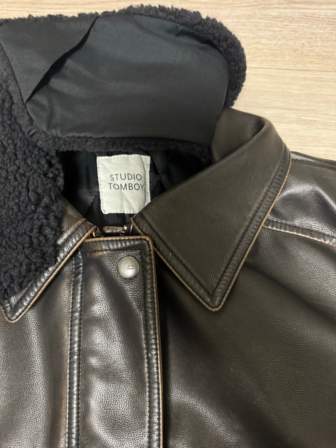 스튜디오 톰보이 무스탕 가죽 누빔 자켓 상품이미지4