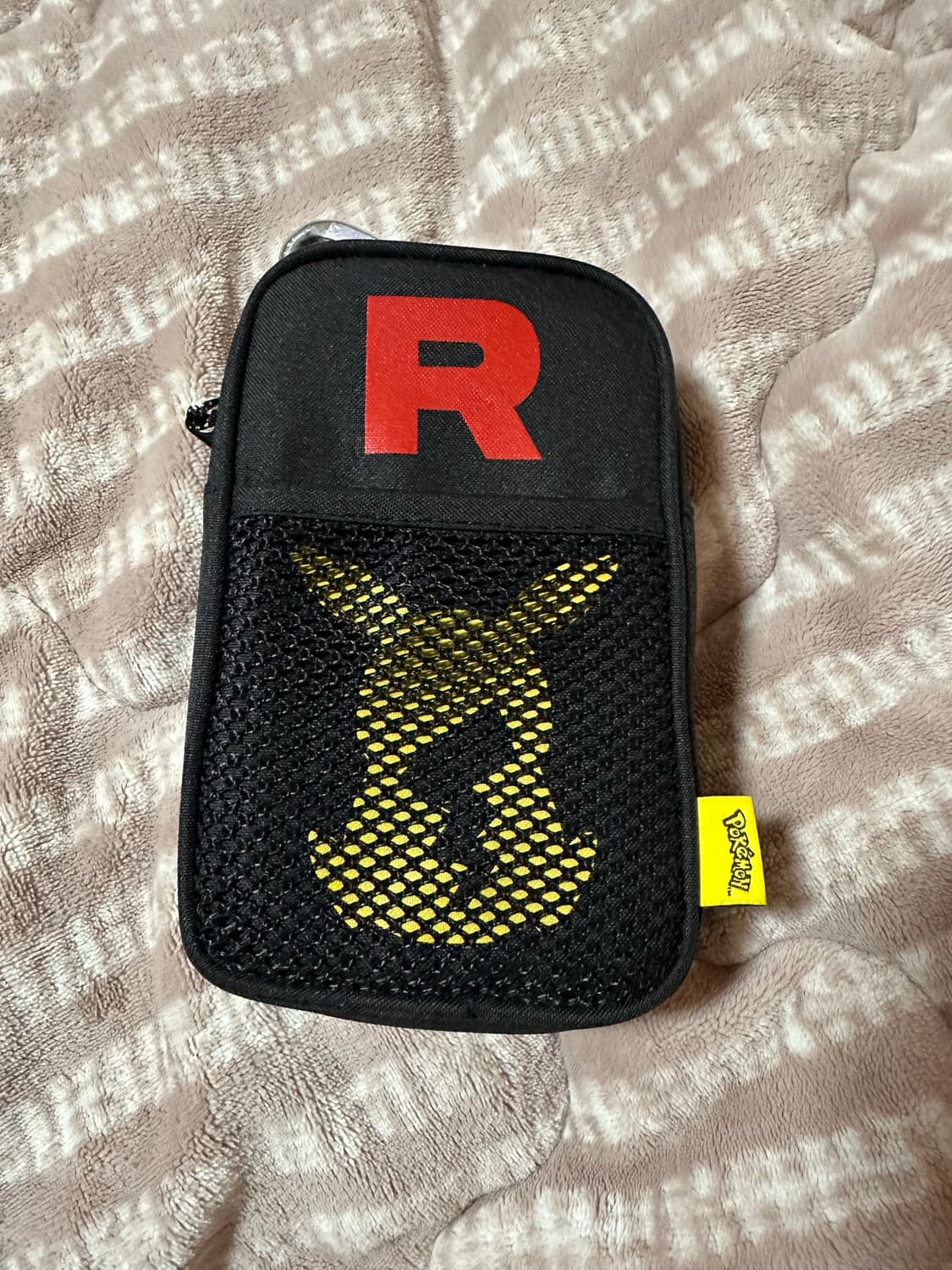 아이앱 스튜디오 x 포켓몬 로켓단 파우치 블랙 레드 - 오프라인 스토어  상품이미지1