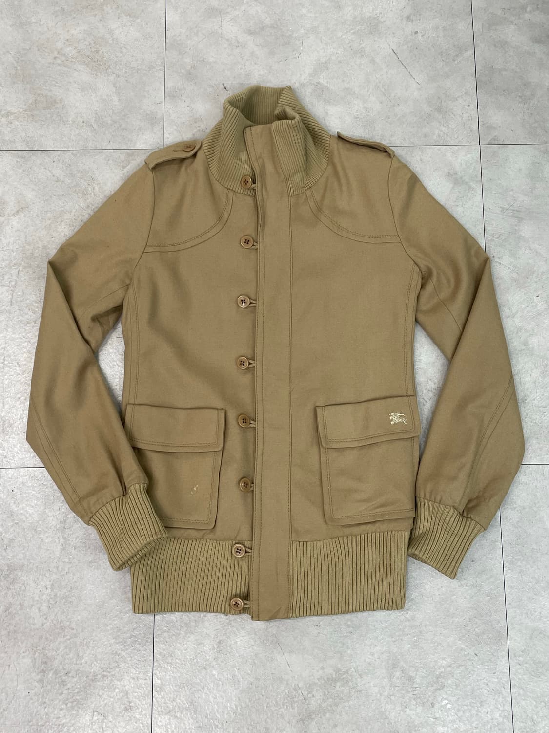 버버리 하이넥 로고 재킷 상품이미지1