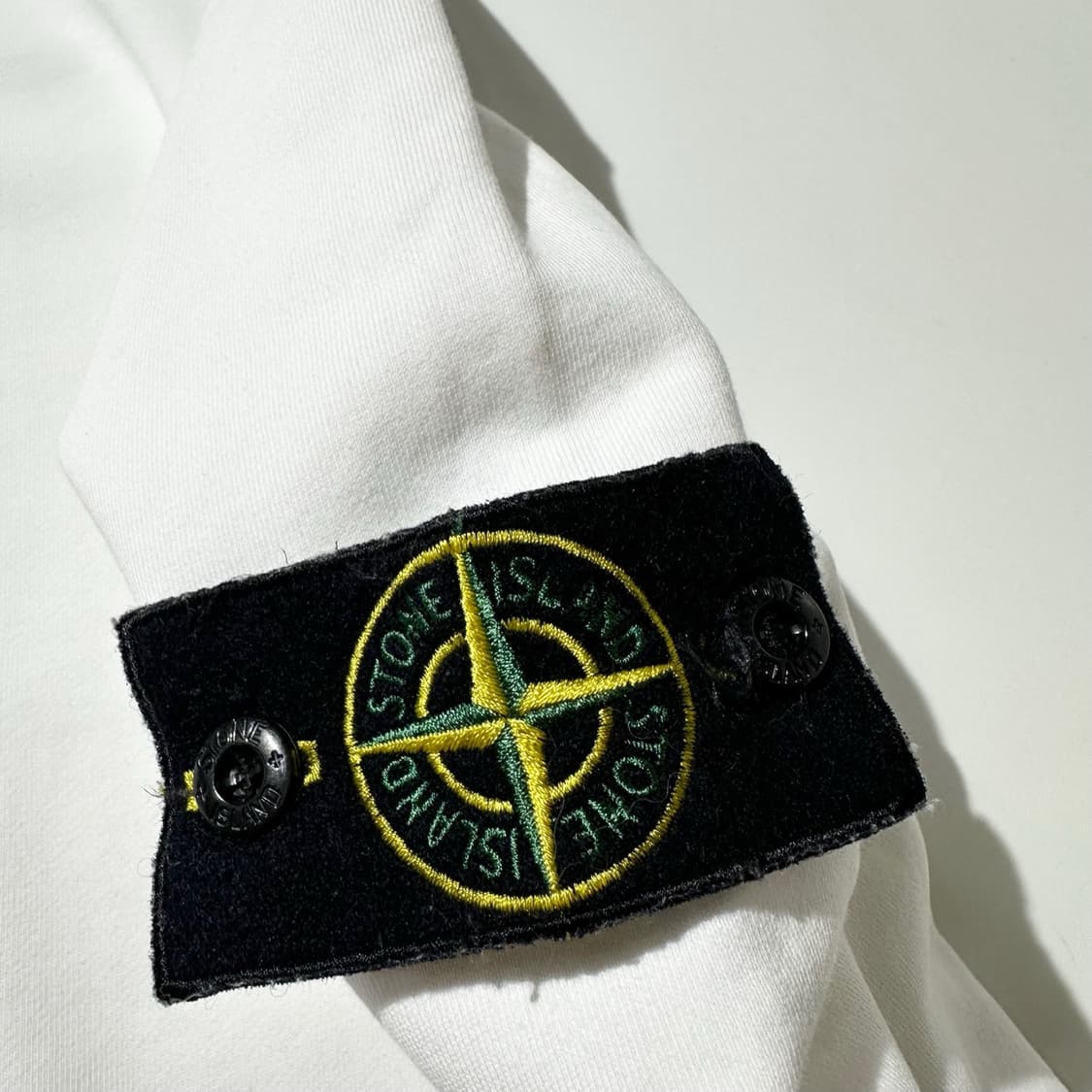 스톤아일랜드 사이드로고 와펜 맨투맨 상품이미지5