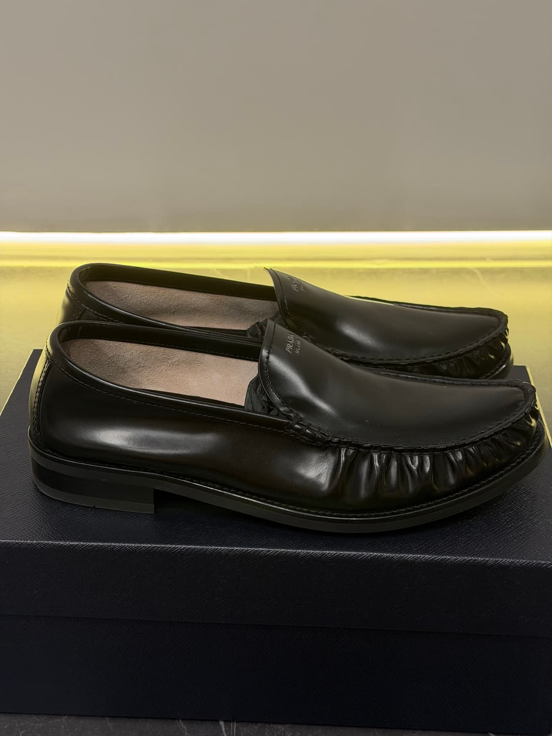 프라다 PRADA 브러쉬드 가죽 로퍼 상품이미지5