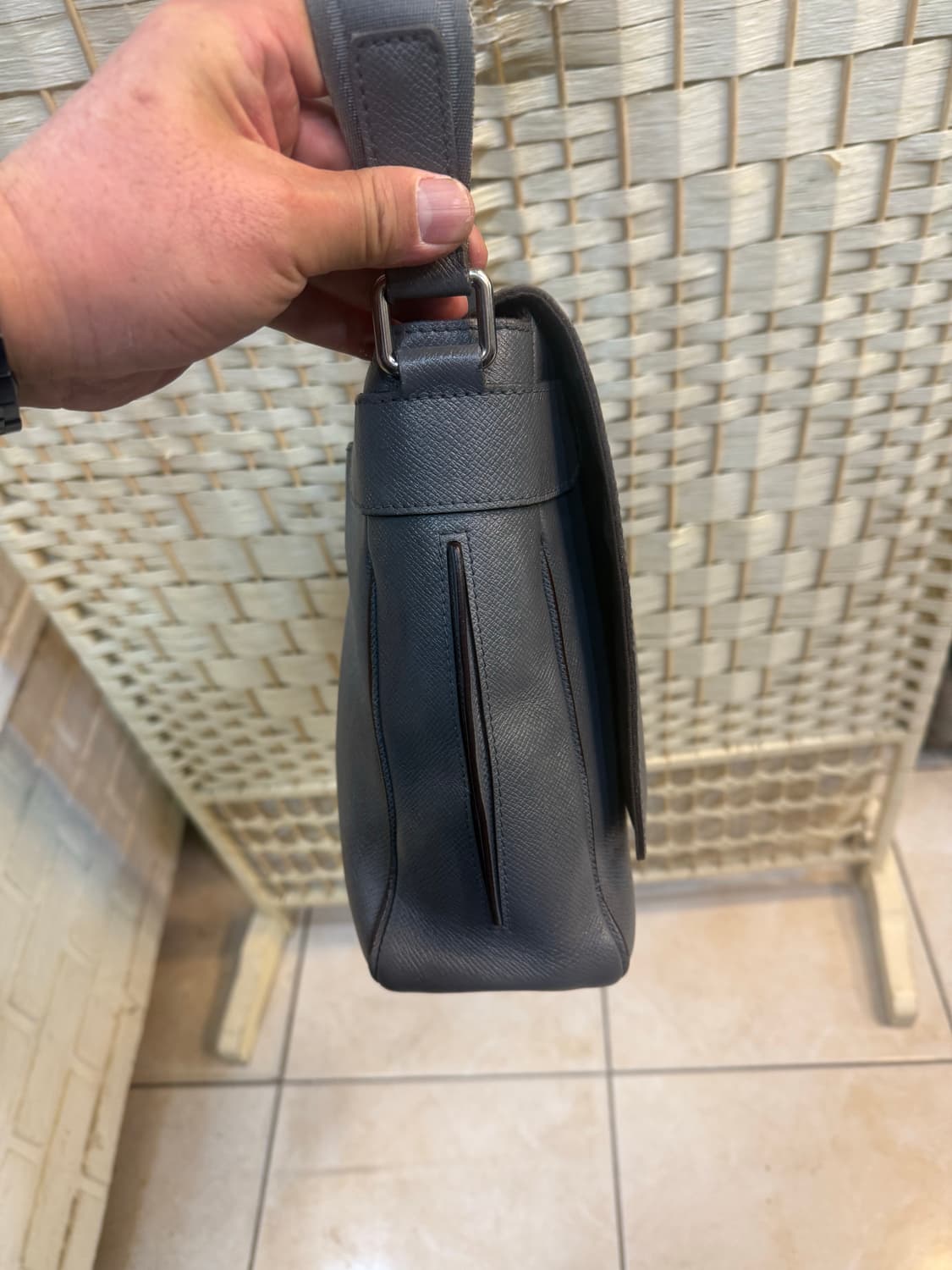 정품 루이비통 타이가 로만 크로스백 팝니다 상품이미지5