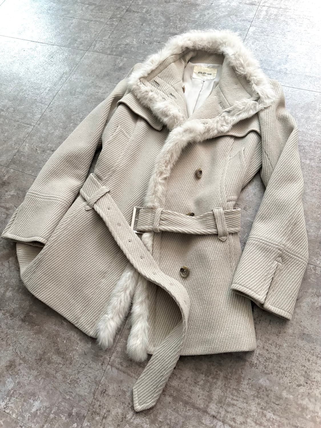 래빗 퍼 트림 벨티드 울 코트 상품이미지3