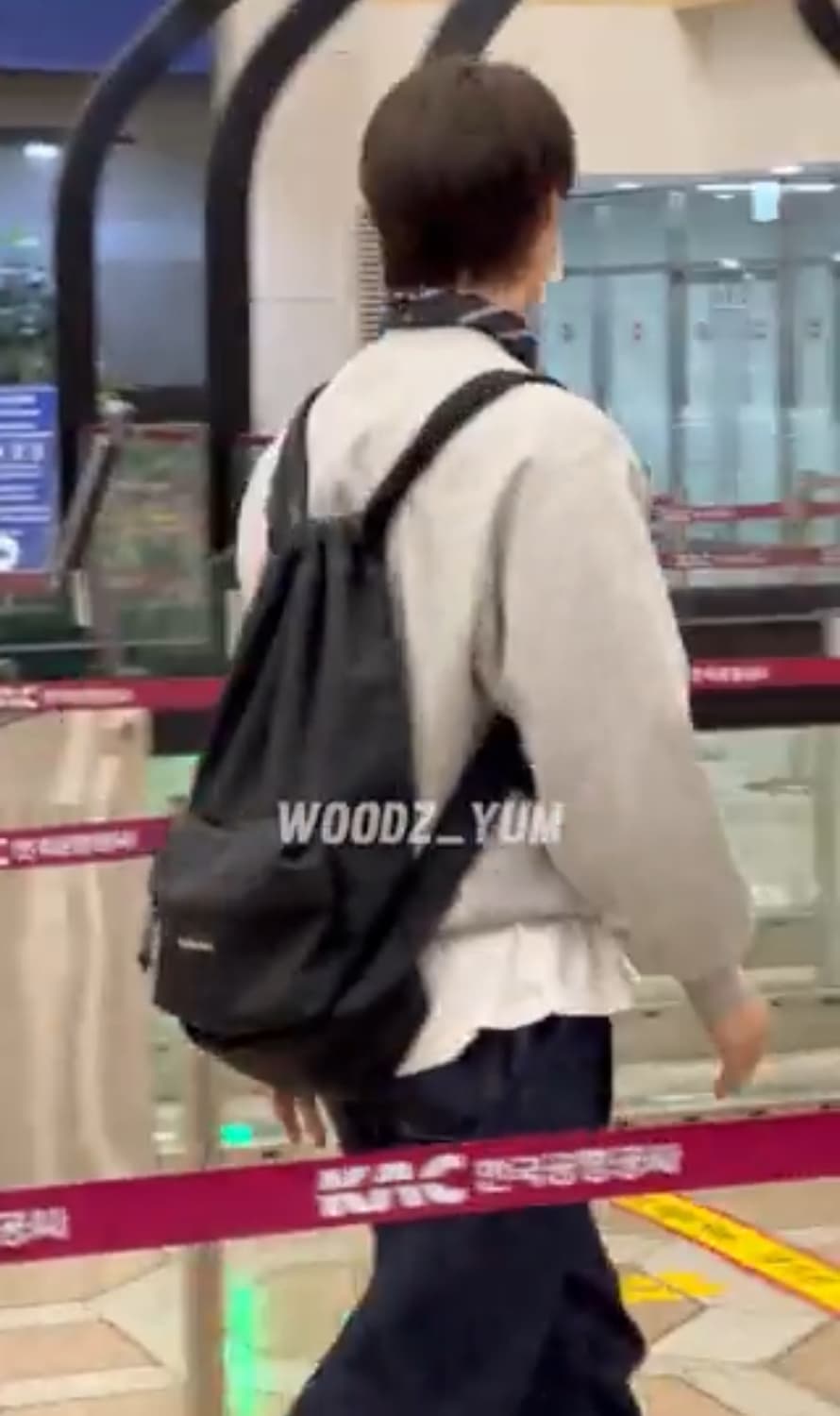 발렌시아가 로고 패치 러치드 백팩 상품이미지4