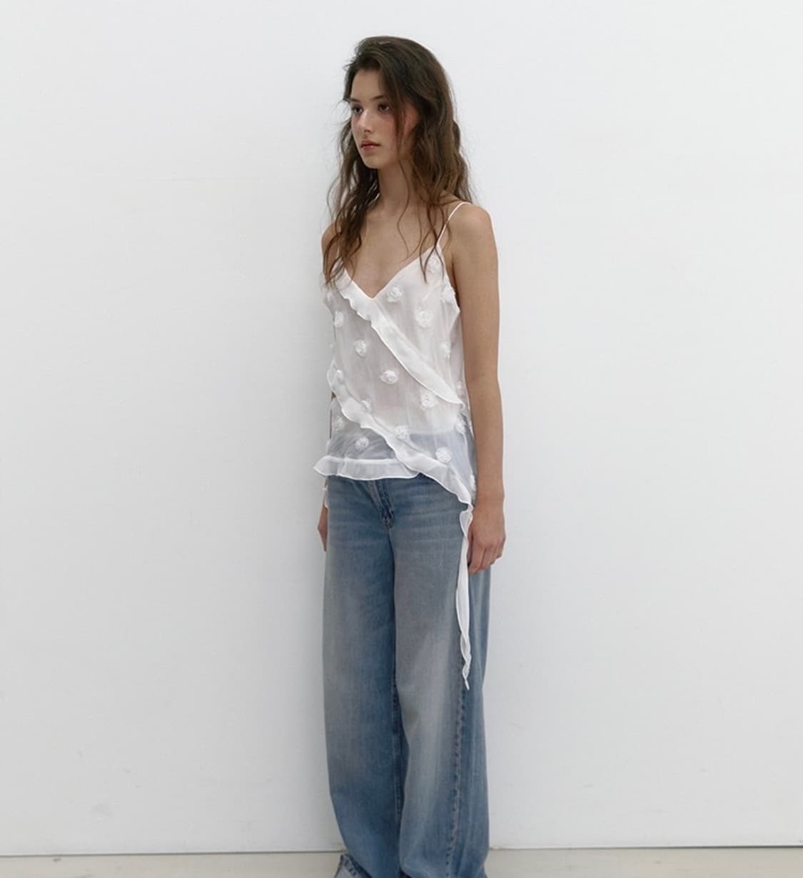 아수라 FLOWER CHIFFON RUFFLE BLOUSE (WHITE) 상품이미지2