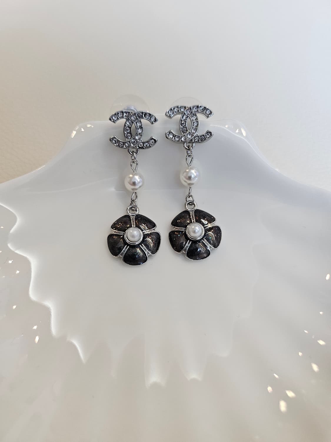 샤넬 펄블랙플라워 큐빅CC 드롭귀걸이  업사이클링 상품이미지1