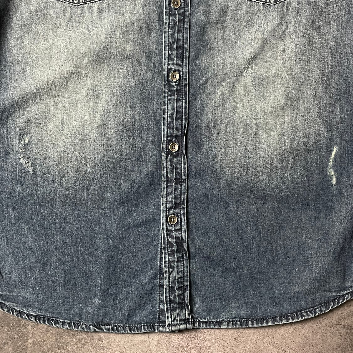 GUESS 게스 빈티지 웨스턴 워싱 코튼 데님 셔츠 A00667 상품이미지4