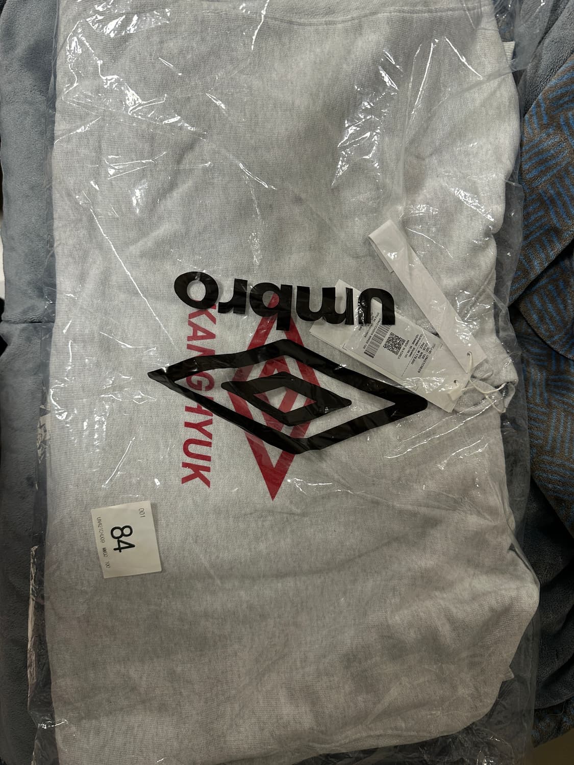 엄브로와 KANGHYUK 콜라보 후드티 상품이미지3