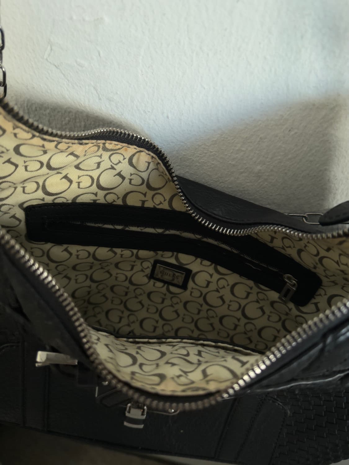 게스 y2k 시크 플레이트 로고 숄더백 상품이미지3