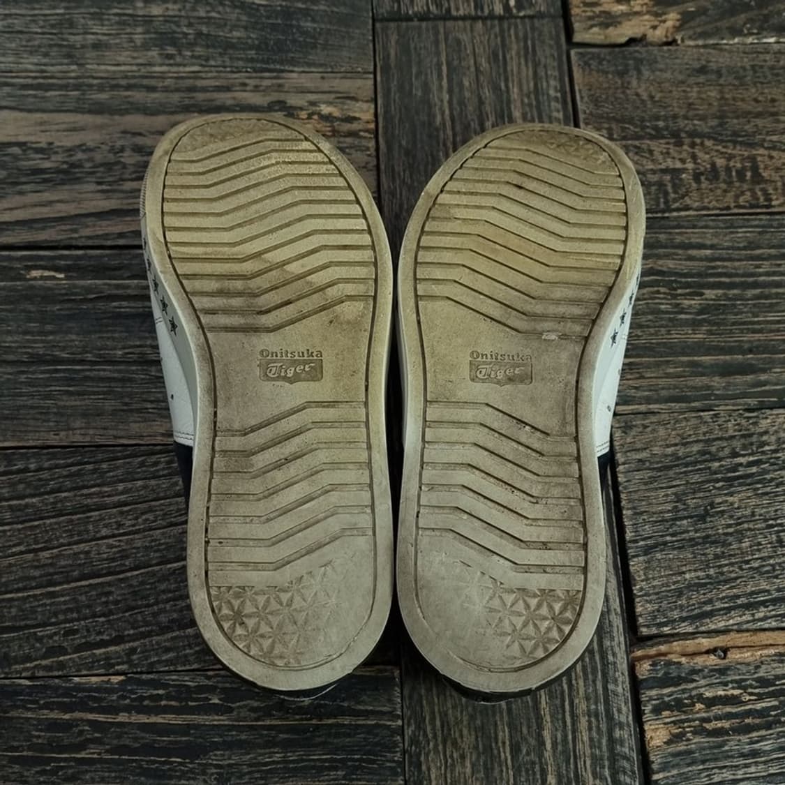 [오니츠카 타이거] 스웨이드 도킹 블랙 & 화이트 스니커즈 M19241 상품이미지7