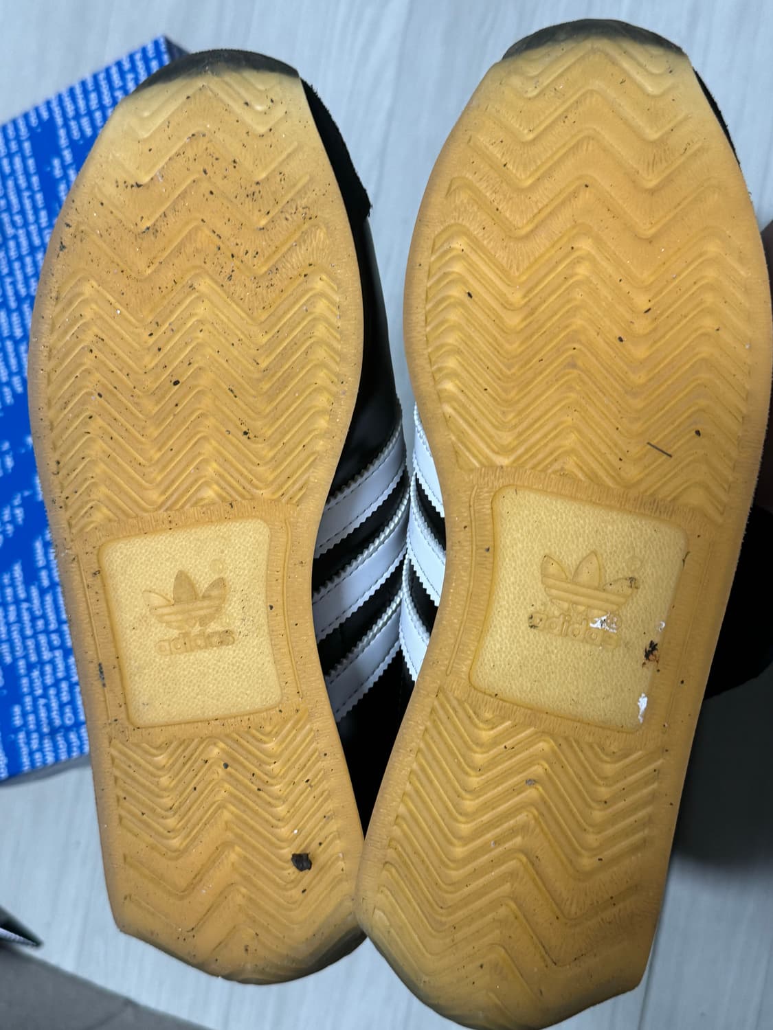 아디다스 x 예스아이씨 컨트리 OG 코어 블랙 클라우드 화이트 스니커즈 상품이미지3