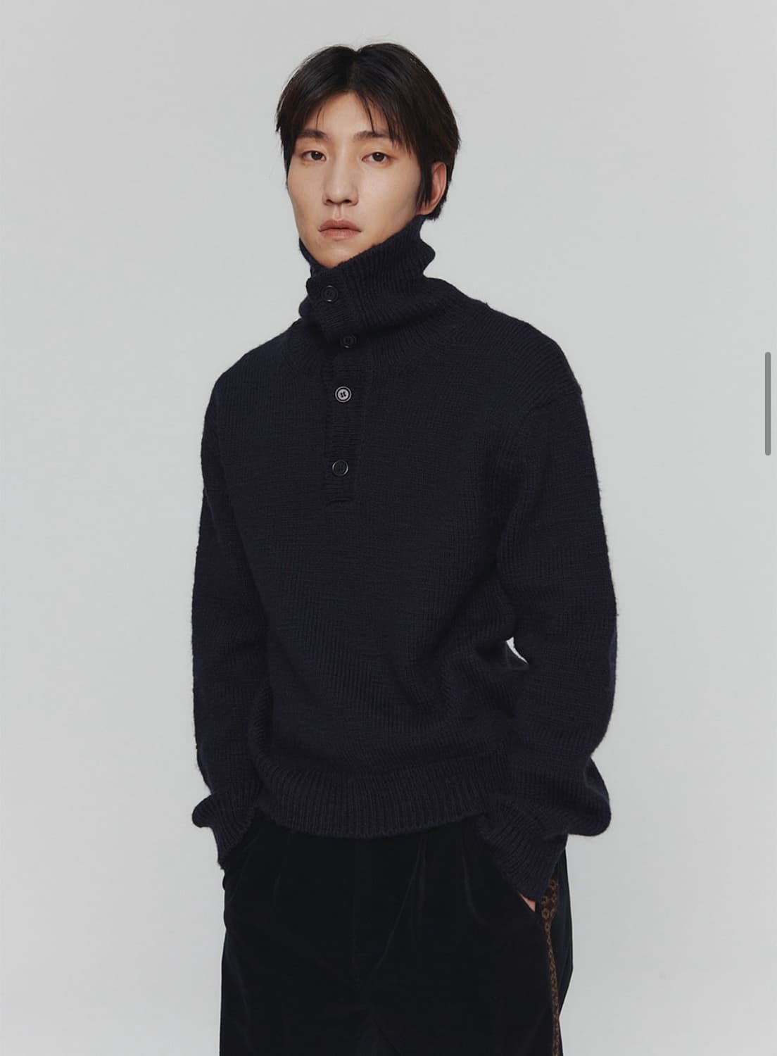 아모멘토 하이넥 버튼 업 니트 네이비 상품이미지3