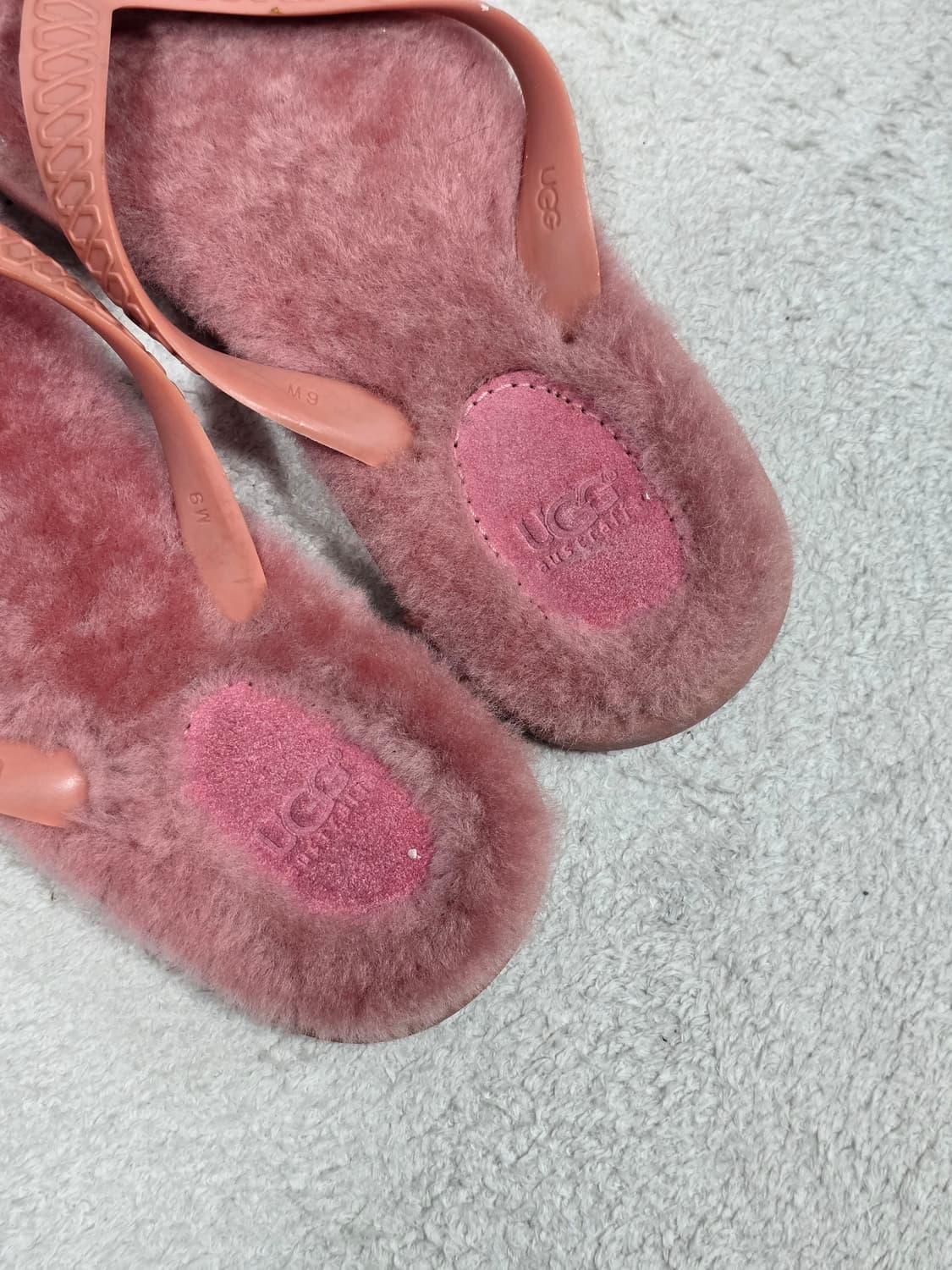 UGG 어그 핑크 플러피 쪼리 슬리퍼 230 상품이미지3